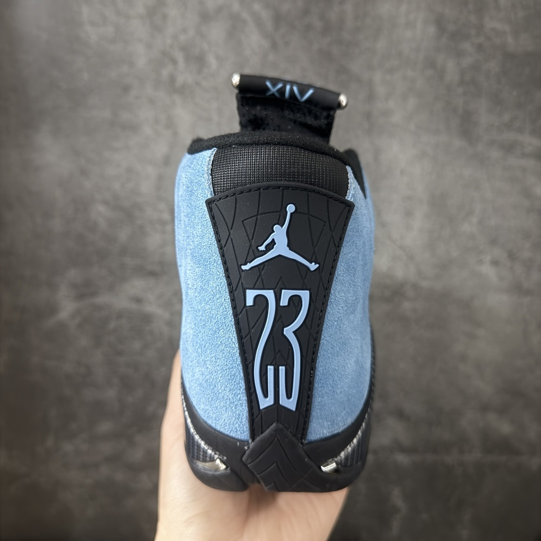 图片[4]-【XP纯原版】Air Jordan14 AJ14 北卡大学蓝AJ14-904283 通体采用北卡大学蓝翻毛皮打造，质感细腻高级，还原了北卡标志性的校园色彩，鞋侧原本的法拉利盾形标被替换为北卡大学(UNC)的经典校徽，经典的碳纤维纹理装饰+银色金属质感支撑片设计，搭配黑色外底，既还原了跑车线条的速度感，也保证了实战中的稳定性；外底同样带有北卡校队相关细节标识，以迈克尔。乔丹的母校北卡罗来纳大学为主题，结合AJ14经典的法拉利跑车设计语言打造。 尺码：40-47.5(含45.5)-莆田鞋