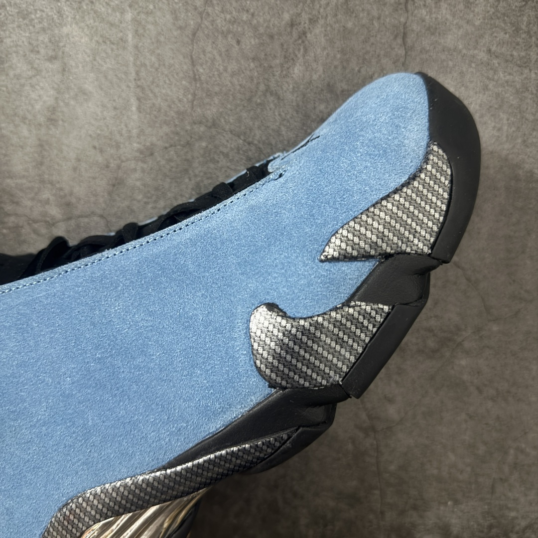 图片[6]-【XP纯原版】Air Jordan14 AJ14 北卡大学蓝AJ14-904283 通体采用北卡大学蓝翻毛皮打造，质感细腻高级，还原了北卡标志性的校园色彩，鞋侧原本的法拉利盾形标被替换为北卡大学(UNC)的经典校徽，经典的碳纤维纹理装饰+银色金属质感支撑片设计，搭配黑色外底，既还原了跑车线条的速度感，也保证了实战中的稳定性；外底同样带有北卡校队相关细节标识，以迈克尔。乔丹的母校北卡罗来纳大学为主题，结合AJ14经典的法拉利跑车设计语言打造。 尺码：40-47.5(含45.5)-莆田鞋