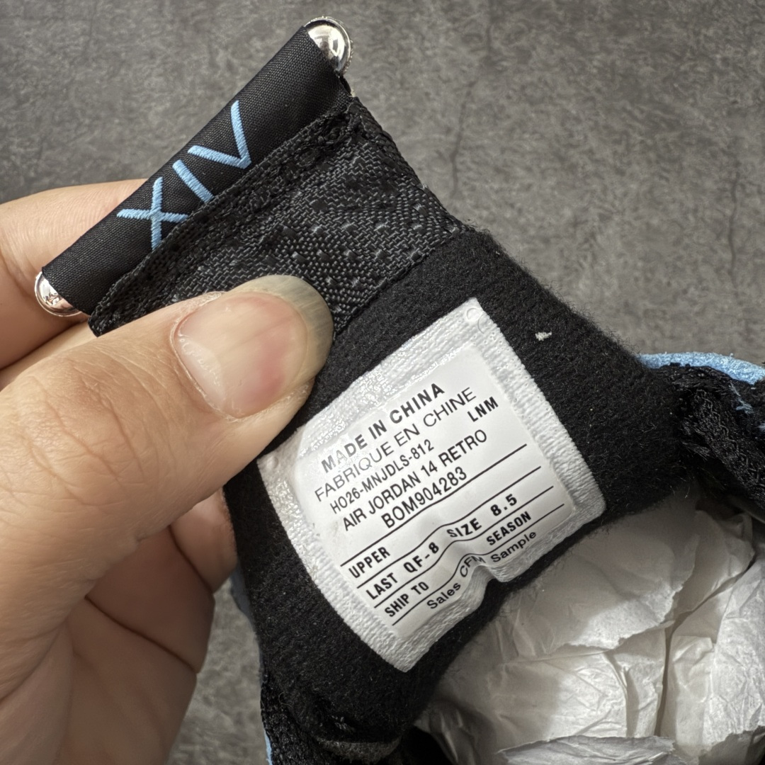 图片[8]-【XP纯原版】Air Jordan14 AJ14 北卡大学蓝AJ14-904283 通体采用北卡大学蓝翻毛皮打造，质感细腻高级，还原了北卡标志性的校园色彩，鞋侧原本的法拉利盾形标被替换为北卡大学(UNC)的经典校徽，经典的碳纤维纹理装饰+银色金属质感支撑片设计，搭配黑色外底，既还原了跑车线条的速度感，也保证了实战中的稳定性；外底同样带有北卡校队相关细节标识，以迈克尔。乔丹的母校北卡罗来纳大学为主题，结合AJ14经典的法拉利跑车设计语言打造。 尺码：40-47.5(含45.5)-莆田鞋