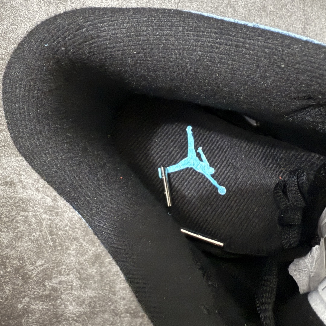 图片[9]-【XP纯原版】Air Jordan14 AJ14 北卡大学蓝AJ14-904283 通体采用北卡大学蓝翻毛皮打造，质感细腻高级，还原了北卡标志性的校园色彩，鞋侧原本的法拉利盾形标被替换为北卡大学(UNC)的经典校徽，经典的碳纤维纹理装饰+银色金属质感支撑片设计，搭配黑色外底，既还原了跑车线条的速度感，也保证了实战中的稳定性；外底同样带有北卡校队相关细节标识，以迈克尔。乔丹的母校北卡罗来纳大学为主题，结合AJ14经典的法拉利跑车设计语言打造。 尺码：40-47.5(含45.5)-莆田鞋