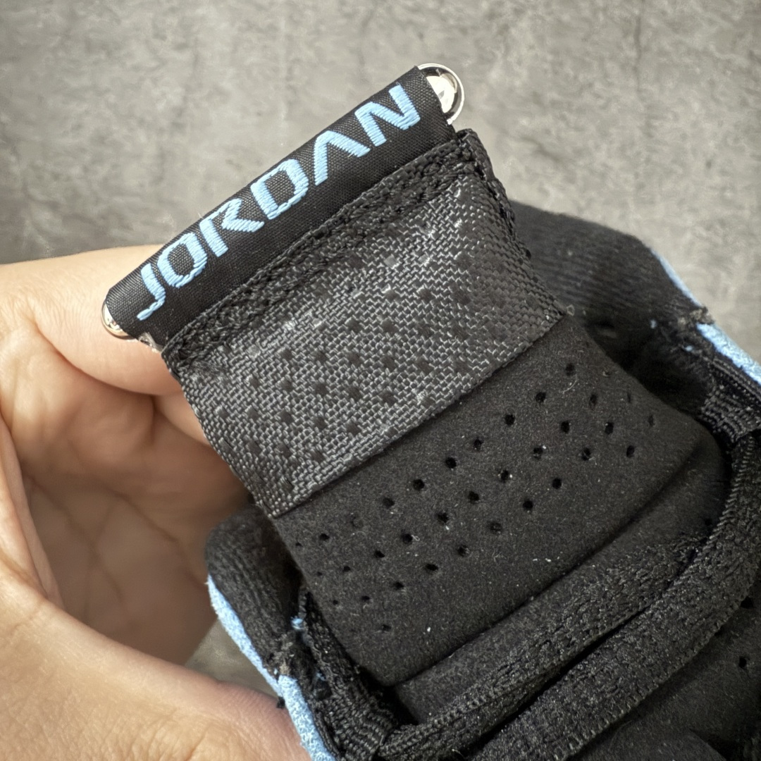 图片[7]-【XP纯原版】Air Jordan14 AJ14 北卡大学蓝AJ14-904283 通体采用北卡大学蓝翻毛皮打造，质感细腻高级，还原了北卡标志性的校园色彩，鞋侧原本的法拉利盾形标被替换为北卡大学(UNC)的经典校徽，经典的碳纤维纹理装饰+银色金属质感支撑片设计，搭配黑色外底，既还原了跑车线条的速度感，也保证了实战中的稳定性；外底同样带有北卡校队相关细节标识，以迈克尔。乔丹的母校北卡罗来纳大学为主题，结合AJ14经典的法拉利跑车设计语言打造。 尺码：40-47.5(含45.5)-莆田鞋