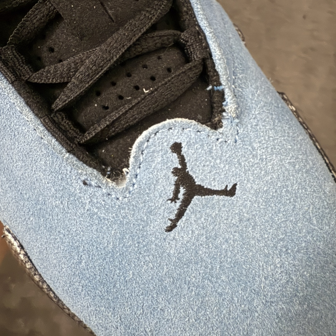 图片[6]-【XP纯原版】Air Jordan14 AJ14 北卡大学蓝AJ14-904283 通体采用北卡大学蓝翻毛皮打造，质感细腻高级，还原了北卡标志性的校园色彩，鞋侧原本的法拉利盾形标被替换为北卡大学(UNC)的经典校徽，经典的碳纤维纹理装饰+银色金属质感支撑片设计，搭配黑色外底，既还原了跑车线条的速度感，也保证了实战中的稳定性；外底同样带有北卡校队相关细节标识，以迈克尔。乔丹的母校北卡罗来纳大学为主题，结合AJ14经典的法拉利跑车设计语言打造。 尺码：40-47.5(含45.5)-莆田鞋