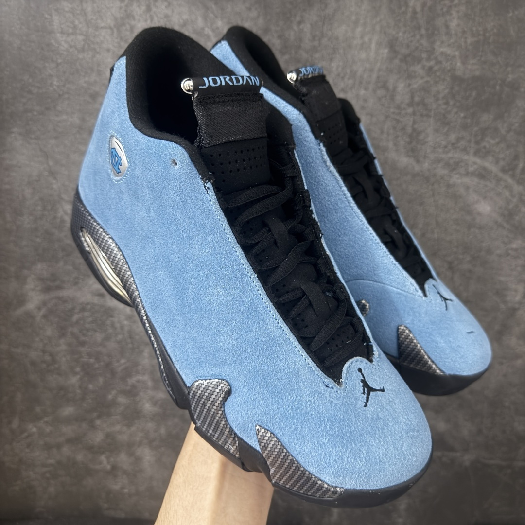 【XP纯原版】Air Jordan14 AJ14 北卡大学蓝AJ14-904283 通体采用北卡大学蓝翻毛皮打造，质感细腻高级，还原了北卡标志性的校园色彩，鞋侧原本的法拉利盾形标被替换为北卡大学(UNC)的经典校徽，经典的碳纤维纹理装饰+银色金属质感支撑片设计，搭配黑色外底，既还原了跑车线条的速度感，也保证了实战中的稳定性；外底同样带有北卡校队相关细节标识，以迈克尔。乔丹的母校北卡罗来纳大学为主题，结合AJ14经典的法拉利跑车设计语言打造。 尺码：40-47.5(含45.5)-选品中心