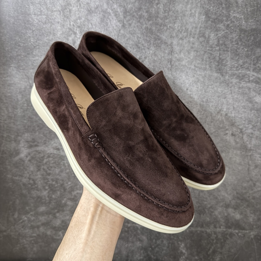 【渠道礼盒版】Loro Piana LP乐悠翩雅25 舒适一脚蹬乐福鞋 目前市场最优品质 全鞋原材料 超高清洁度 完美版型 研究了四个月终于可量产完全复刻💯 徒步五万步不脚疼的鞋 LP是意大利顶级奢侈品牌 低调奢华 设计都是一贯纯色系 简单、细节巧妙、清新脱俗！ 不想满大街撞款的可以看看这个品牌、ins、小红书随处可见这个品牌的身影 ！原版一比一定制 细节处理很好‼️ 面部：进口鹿皮反毛羊皮 垫脚：牛皮垫脚 大底：原版耐磨高弹牛筋底 尺码：38-46-选品中心