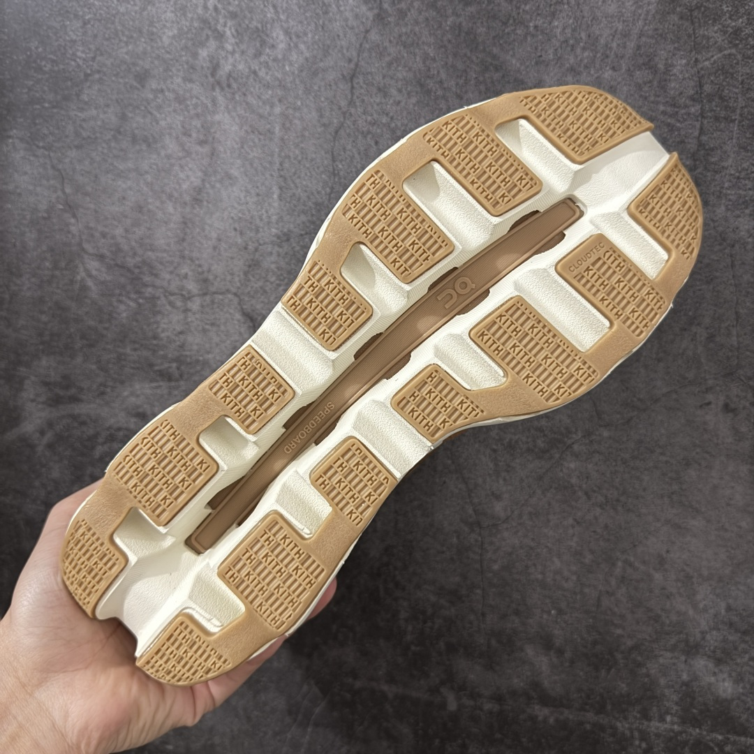图片[9]-【OG纯原】KITH x ON 昂跑联名 Cloudswift K-Tech 1 系列 3MG10775560 低帮休闲跑步鞋 大厂出品 原版有1比1打造 配件齐全 外贸专供 尺码最大做到46码 市面最高还原度版本 打造最强品质 没有之一 全新开发的鞋面结构，用高透气网布拼了大面积的合成麂皮。这种材质碰撞脱离了普通跑鞋的塑料感，更有时装质感；搭载了On的CloudTec缓震科技和Helion超级泡棉，全新的Cloudswift鞋底结构，脚感和支撑性都拉满，外底还直接刻上了Kith的字母组合，彰显联名身份；翻开鞋底，是定制的Kith Monogram老花外底，既保留了On的专业感，又带点Kith标志性的精致灰调。 尺码：36 36.5 37.5 38 38.5 39 40 40.5 41 42 42.5 43 44 44.5 45 46-选品中心