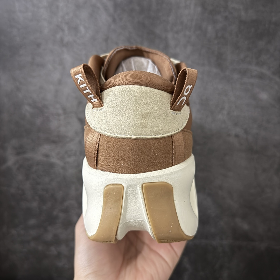 图片[4]-【OG纯原】KITH x ON 昂跑联名 Cloudswift K-Tech 1 系列 3MG10775560 低帮休闲跑步鞋 大厂出品 原版有1比1打造 配件齐全 外贸专供 尺码最大做到46码 市面最高还原度版本 打造最强品质 没有之一 全新开发的鞋面结构，用高透气网布拼了大面积的合成麂皮。这种材质碰撞脱离了普通跑鞋的塑料感，更有时装质感；搭载了On的CloudTec缓震科技和Helion超级泡棉，全新的Cloudswift鞋底结构，脚感和支撑性都拉满，外底还直接刻上了Kith的字母组合，彰显联名身份；翻开鞋底，是定制的Kith Monogram老花外底，既保留了On的专业感，又带点Kith标志性的精致灰调。 尺码：36 36.5 37.5 38 38.5 39 40 40.5 41 42 42.5 43 44 44.5 45 46-选品中心