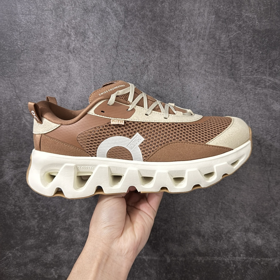 【OG纯原】KITH x ON 昂跑联名 Cloudswift K-Tech 1 系列 3MG10775560 低帮休闲跑步鞋 大厂出品 原版有1比1打造 配件齐全 外贸专供 尺码最大做到46码 市面最高还原度版本 打造最强品质 没有之一 全新开发的鞋面结构，用高透气网布拼了大面积的合成麂皮。这种材质碰撞脱离了普通跑鞋的塑料感，更有时装质感；搭载了On的CloudTec缓震科技和Helion超级泡棉，全新的Cloudswift鞋底结构，脚感和支撑性都拉满，外底还直接刻上了Kith的字母组合，彰显联名身份；翻开鞋底，是定制的Kith Monogram老花外底，既保留了On的专业感，又带点Kith标志性的精致灰调。 尺码：36 36.5 37.5 38 38.5 39 40 40.5 41 42 42.5 43 44 44.5 45 46-选品中心