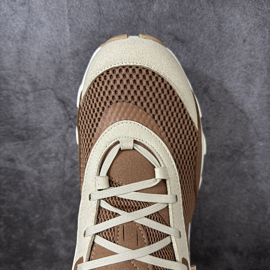 图片[5]-【OG纯原】KITH x ON 昂跑联名 Cloudswift K-Tech 1 系列 3MG10775560 低帮休闲跑步鞋 大厂出品 原版有1比1打造 配件齐全 外贸专供 尺码最大做到46码 市面最高还原度版本 打造最强品质 没有之一 全新开发的鞋面结构，用高透气网布拼了大面积的合成麂皮。这种材质碰撞脱离了普通跑鞋的塑料感，更有时装质感；搭载了On的CloudTec缓震科技和Helion超级泡棉，全新的Cloudswift鞋底结构，脚感和支撑性都拉满，外底还直接刻上了Kith的字母组合，彰显联名身份；翻开鞋底，是定制的Kith Monogram老花外底，既保留了On的专业感，又带点Kith标志性的精致灰调。 尺码：36 36.5 37.5 38 38.5 39 40 40.5 41 42 42.5 43 44 44.5 45 46-选品中心