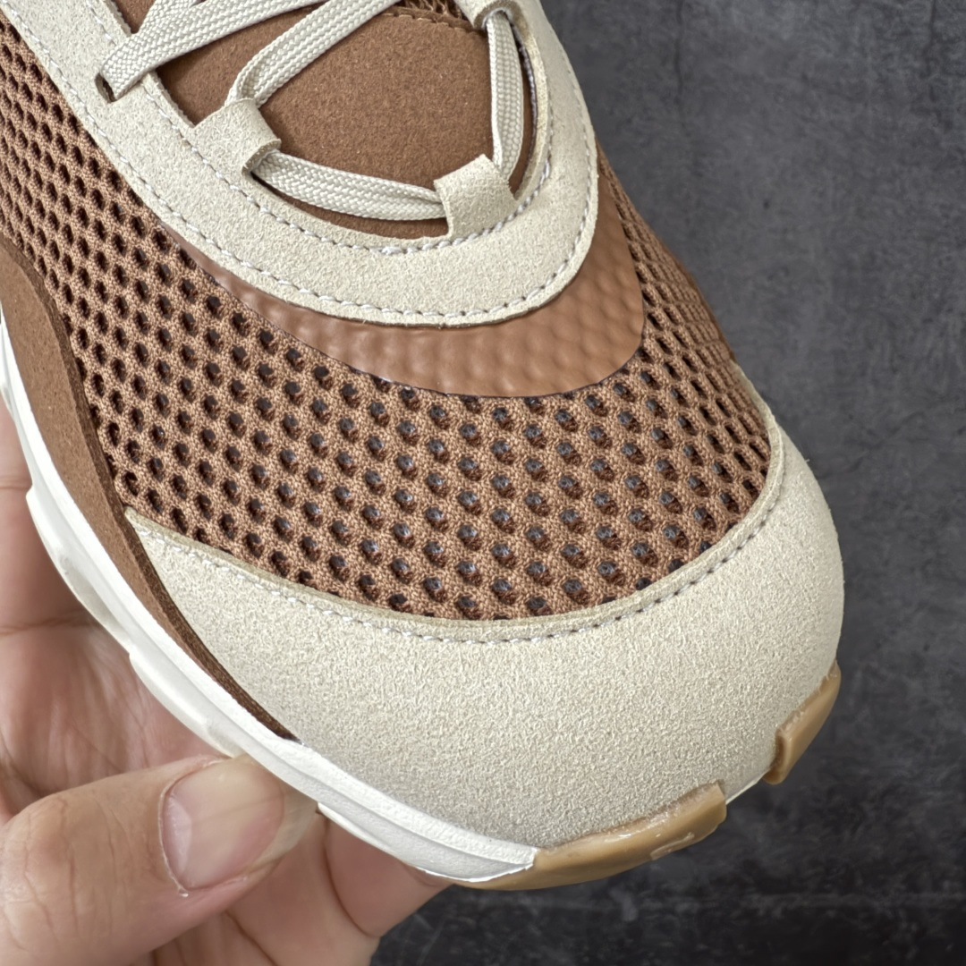 图片[5]-【OG纯原】KITH x ON 昂跑联名 Cloudswift K-Tech 1 系列 3MG10775560 低帮休闲跑步鞋 大厂出品 原版有1比1打造 配件齐全 外贸专供 尺码最大做到46码 市面最高还原度版本 打造最强品质 没有之一 全新开发的鞋面结构，用高透气网布拼了大面积的合成麂皮。这种材质碰撞脱离了普通跑鞋的塑料感，更有时装质感；搭载了On的CloudTec缓震科技和Helion超级泡棉，全新的Cloudswift鞋底结构，脚感和支撑性都拉满，外底还直接刻上了Kith的字母组合，彰显联名身份；翻开鞋底，是定制的Kith Monogram老花外底，既保留了On的专业感，又带点Kith标志性的精致灰调。 尺码：36 36.5 37.5 38 38.5 39 40 40.5 41 42 42.5 43 44 44.5 45 46-选品中心