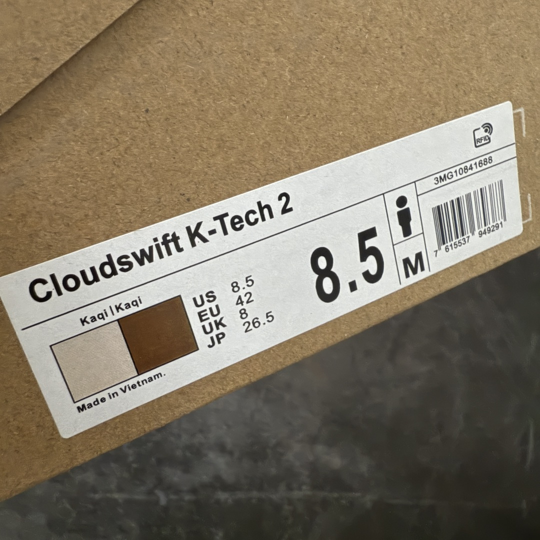 图片[11]-【OG纯原】KITH x ON 昂跑联名 Cloudswift K-Tech 1 系列 3MG10775560 低帮休闲跑步鞋 大厂出品 原版有1比1打造 配件齐全 外贸专供 尺码最大做到46码 市面最高还原度版本 打造最强品质 没有之一 全新开发的鞋面结构，用高透气网布拼了大面积的合成麂皮。这种材质碰撞脱离了普通跑鞋的塑料感，更有时装质感；搭载了On的CloudTec缓震科技和Helion超级泡棉，全新的Cloudswift鞋底结构，脚感和支撑性都拉满，外底还直接刻上了Kith的字母组合，彰显联名身份；翻开鞋底，是定制的Kith Monogram老花外底，既保留了On的专业感，又带点Kith标志性的精致灰调。 尺码：36 36.5 37.5 38 38.5 39 40 40.5 41 42 42.5 43 44 44.5 45 46-选品中心