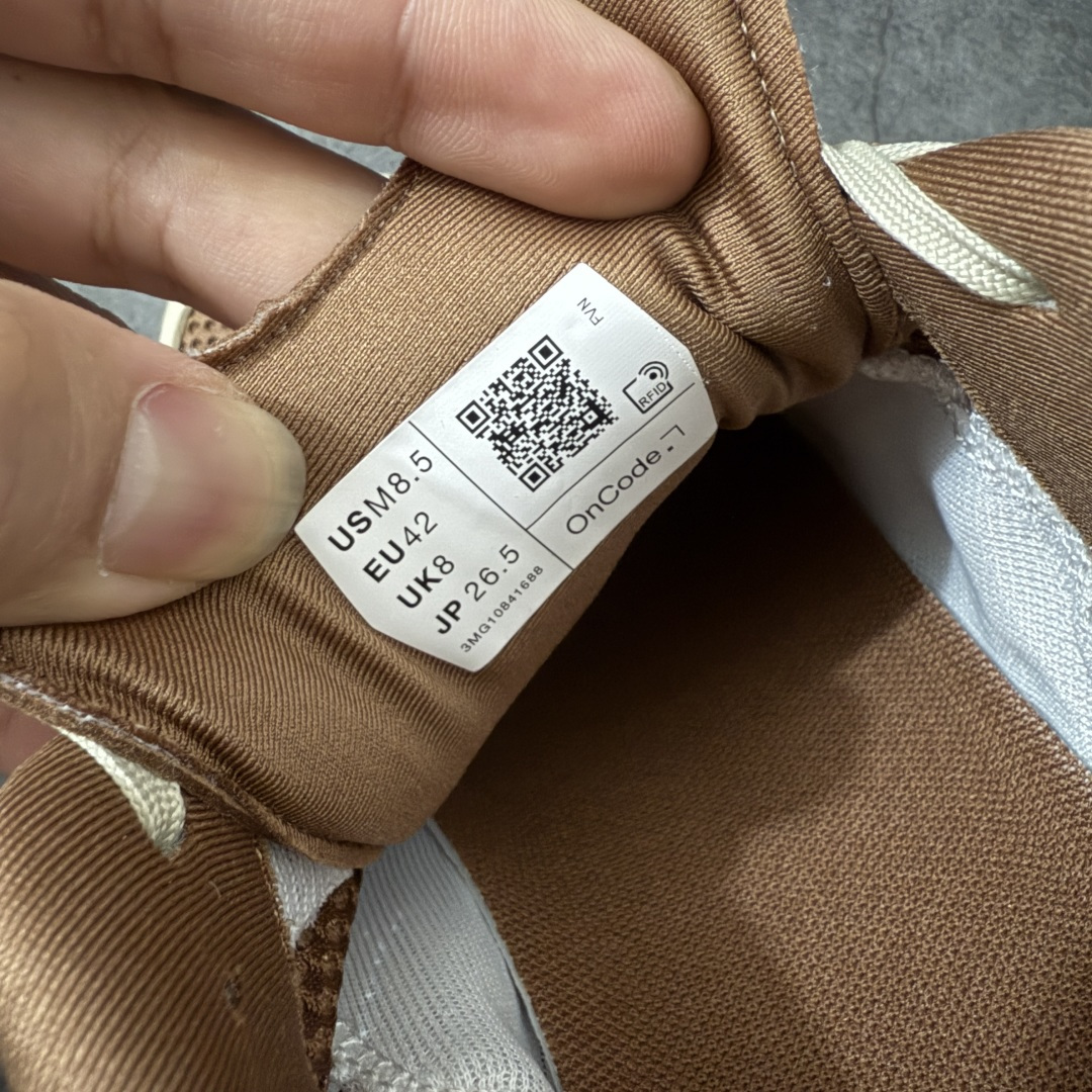 图片[7]-【OG纯原】KITH x ON 昂跑联名 Cloudswift K-Tech 1 系列 3MG10775560 低帮休闲跑步鞋 大厂出品 原版有1比1打造 配件齐全 外贸专供 尺码最大做到46码 市面最高还原度版本 打造最强品质 没有之一 全新开发的鞋面结构，用高透气网布拼了大面积的合成麂皮。这种材质碰撞脱离了普通跑鞋的塑料感，更有时装质感；搭载了On的CloudTec缓震科技和Helion超级泡棉，全新的Cloudswift鞋底结构，脚感和支撑性都拉满，外底还直接刻上了Kith的字母组合，彰显联名身份；翻开鞋底，是定制的Kith Monogram老花外底，既保留了On的专业感，又带点Kith标志性的精致灰调。 尺码：36 36.5 37.5 38 38.5 39 40 40.5 41 42 42.5 43 44 44.5 45 46-选品中心