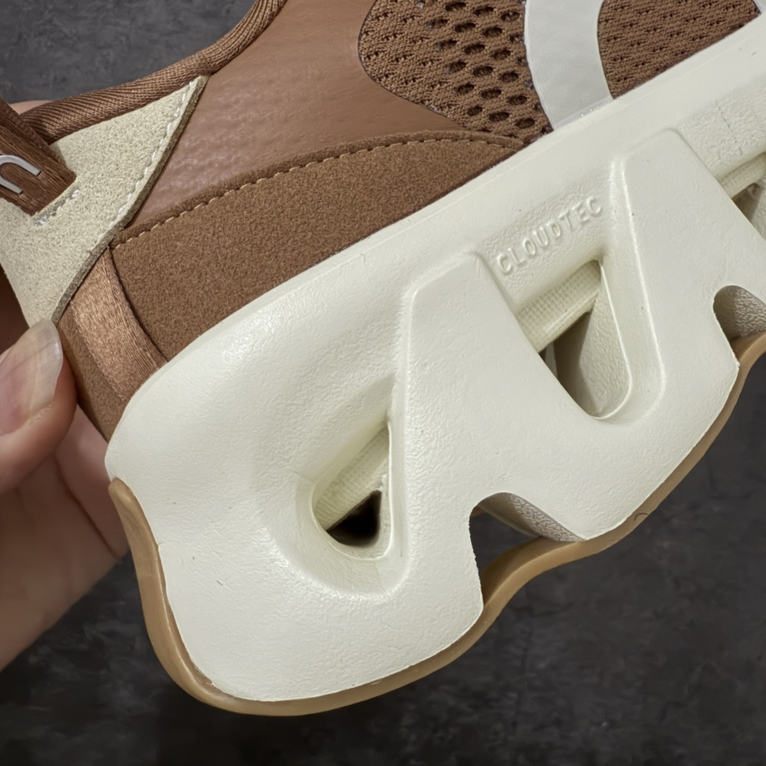 图片[3]-【OG纯原】KITH x ON 昂跑联名 Cloudswift K-Tech 1 系列 3MG10775560 低帮休闲跑步鞋 大厂出品 原版有1比1打造 配件齐全 外贸专供 尺码最大做到46码 市面最高还原度版本 打造最强品质 没有之一 全新开发的鞋面结构，用高透气网布拼了大面积的合成麂皮。这种材质碰撞脱离了普通跑鞋的塑料感，更有时装质感；搭载了On的CloudTec缓震科技和Helion超级泡棉，全新的Cloudswift鞋底结构，脚感和支撑性都拉满，外底还直接刻上了Kith的字母组合，彰显联名身份；翻开鞋底，是定制的Kith Monogram老花外底，既保留了On的专业感，又带点Kith标志性的精致灰调。 尺码：36 36.5 37.5 38 38.5 39 40 40.5 41 42 42.5 43 44 44.5 45 46-选品中心