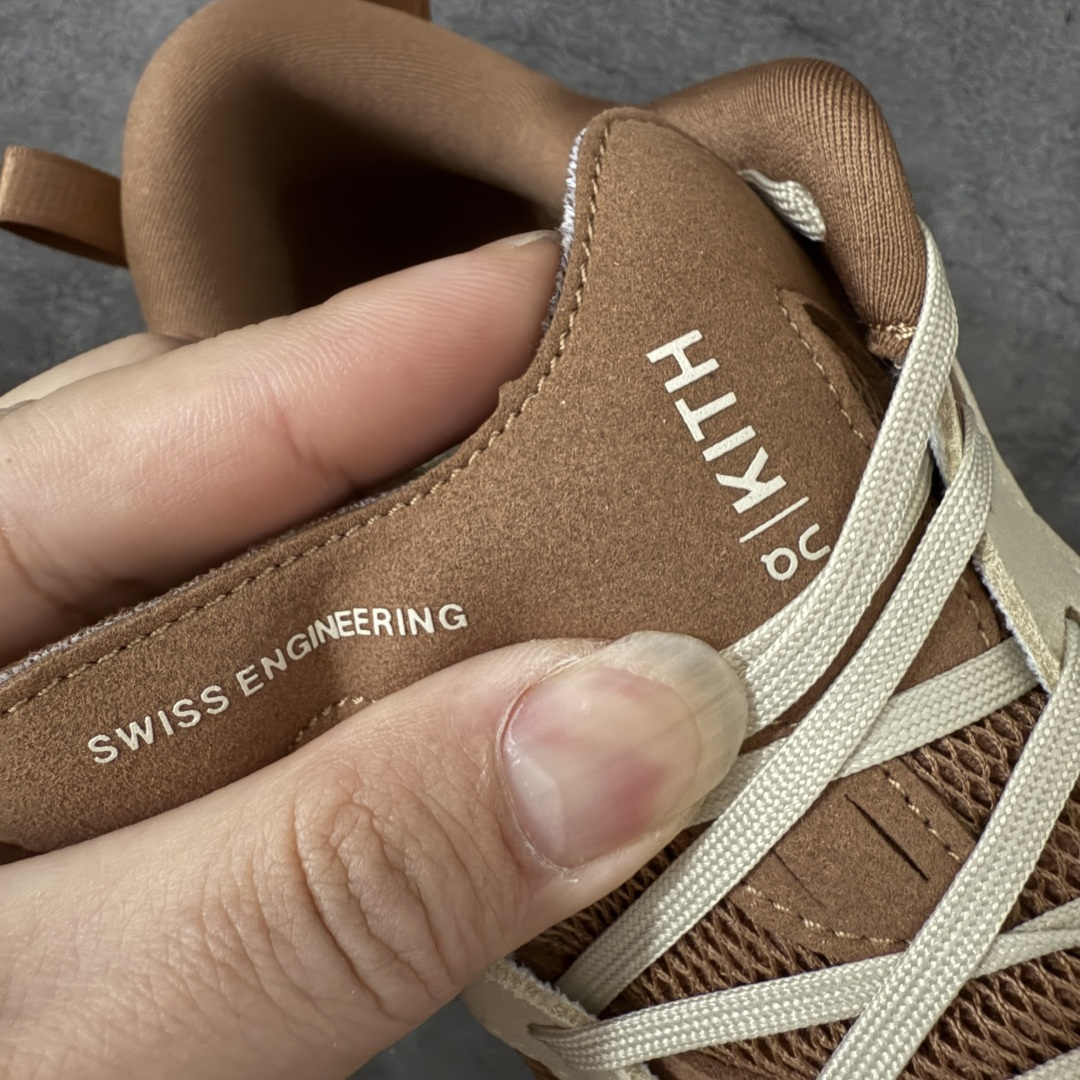 图片[6]-【OG纯原】KITH x ON 昂跑联名 Cloudswift K-Tech 1 系列 3MG10775560 低帮休闲跑步鞋 大厂出品 原版有1比1打造 配件齐全 外贸专供 尺码最大做到46码 市面最高还原度版本 打造最强品质 没有之一 全新开发的鞋面结构，用高透气网布拼了大面积的合成麂皮。这种材质碰撞脱离了普通跑鞋的塑料感，更有时装质感；搭载了On的CloudTec缓震科技和Helion超级泡棉，全新的Cloudswift鞋底结构，脚感和支撑性都拉满，外底还直接刻上了Kith的字母组合，彰显联名身份；翻开鞋底，是定制的Kith Monogram老花外底，既保留了On的专业感，又带点Kith标志性的精致灰调。 尺码：36 36.5 37.5 38 38.5 39 40 40.5 41 42 42.5 43 44 44.5 45 46-选品中心