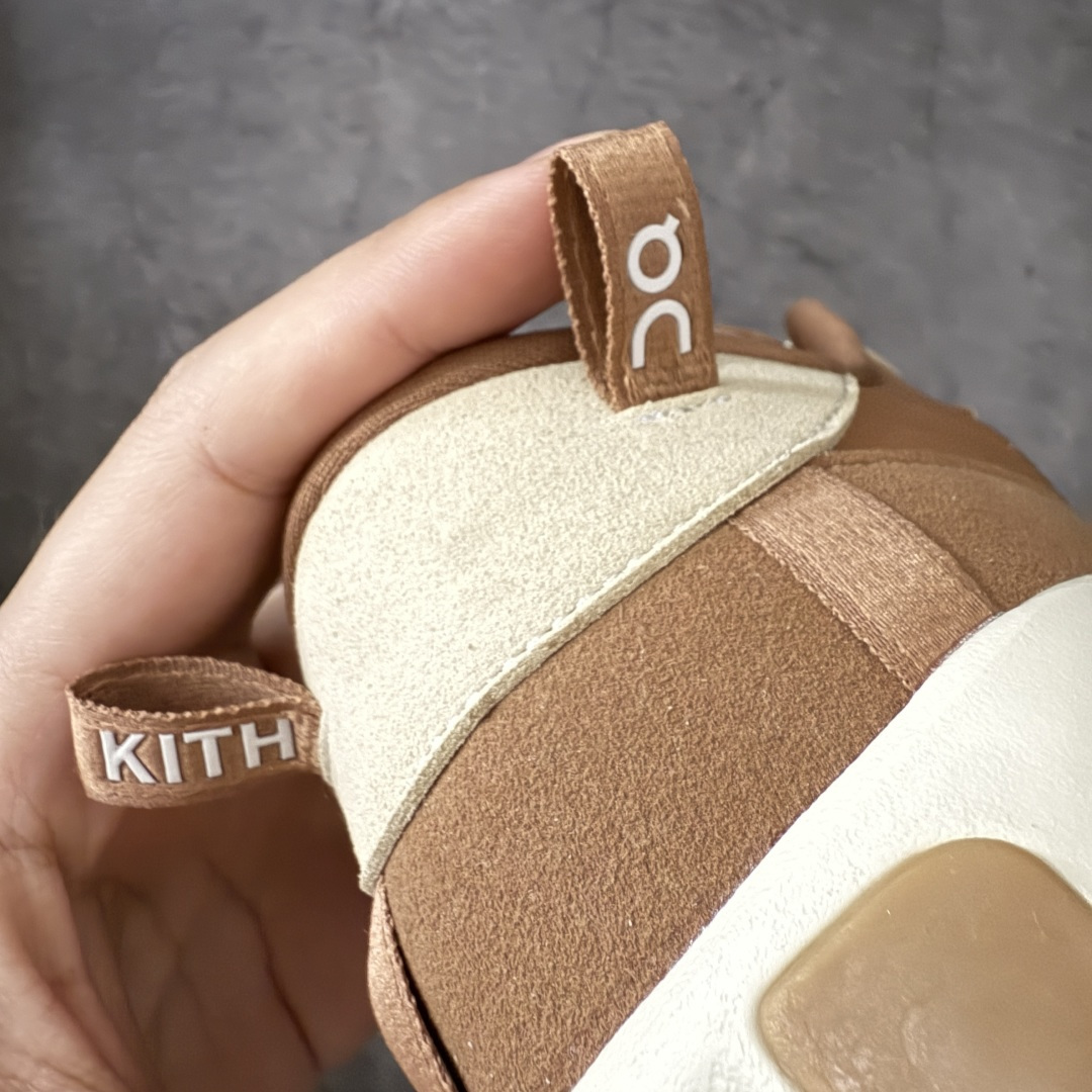 图片[2]-【OG纯原】KITH x ON 昂跑联名 Cloudswift K-Tech 1 系列 3MG10775560 低帮休闲跑步鞋 大厂出品 原版有1比1打造 配件齐全 外贸专供 尺码最大做到46码 市面最高还原度版本 打造最强品质 没有之一 全新开发的鞋面结构，用高透气网布拼了大面积的合成麂皮。这种材质碰撞脱离了普通跑鞋的塑料感，更有时装质感；搭载了On的CloudTec缓震科技和Helion超级泡棉，全新的Cloudswift鞋底结构，脚感和支撑性都拉满，外底还直接刻上了Kith的字母组合，彰显联名身份；翻开鞋底，是定制的Kith Monogram老花外底，既保留了On的专业感，又带点Kith标志性的精致灰调。 尺码：36 36.5 37.5 38 38.5 39 40 40.5 41 42 42.5 43 44 44.5 45 46-选品中心