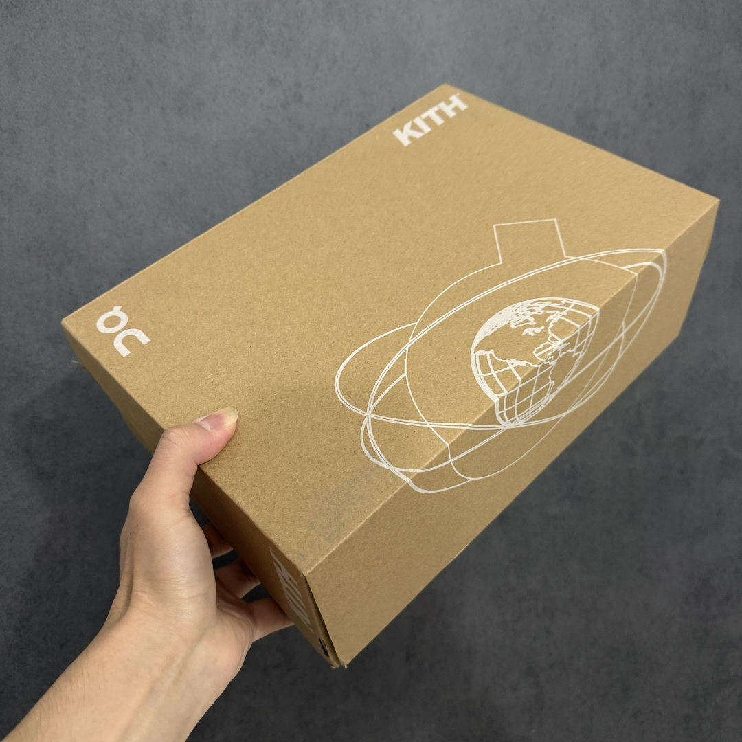 图片[12]-【OG纯原】KITH x ON 昂跑联名 Cloudswift K-Tech 1 系列 3MG10775560 低帮休闲跑步鞋 大厂出品 原版有1比1打造 配件齐全 外贸专供 尺码最大做到46码 市面最高还原度版本 打造最强品质 没有之一 全新开发的鞋面结构，用高透气网布拼了大面积的合成麂皮。这种材质碰撞脱离了普通跑鞋的塑料感，更有时装质感；搭载了On的CloudTec缓震科技和Helion超级泡棉，全新的Cloudswift鞋底结构，脚感和支撑性都拉满，外底还直接刻上了Kith的字母组合，彰显联名身份；翻开鞋底，是定制的Kith Monogram老花外底，既保留了On的专业感，又带点Kith标志性的精致灰调。 尺码：36 36.5 37.5 38 38.5 39 40 40.5 41 42 42.5 43 44 44.5 45 46-选品中心