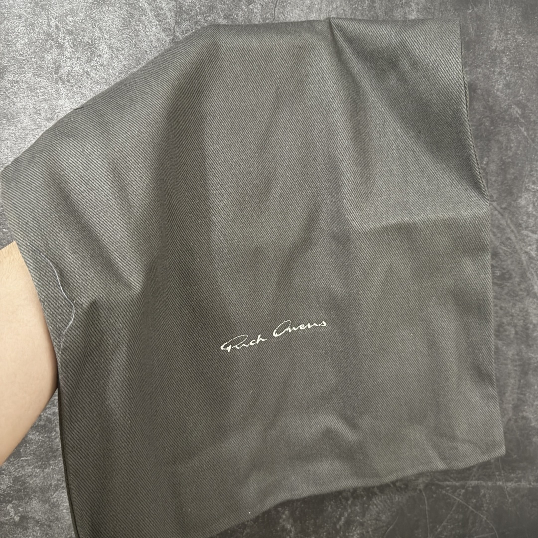图片[8]-【莞产G版】大匡威RO / Rick Owens DRKSHDW 瑞克·欧文斯 大匡威低帮/低帮 机能金属扣西瓜头 【皮料】 东莞原厂进口全新原厂皮 【鞋头】软糯，轻轻按压有牛皮细细的纹理质感！ 【鞋底】TPU大底奶香味！硬度、肤感一比一！鞋底logo钢印清晰正确！ 【鞋垫】独家私人开模压印！牛皮贴面，双层复合！ 【尺码】 ：36 37 38 39 40 41 42 43 44 45 46！-选品中心