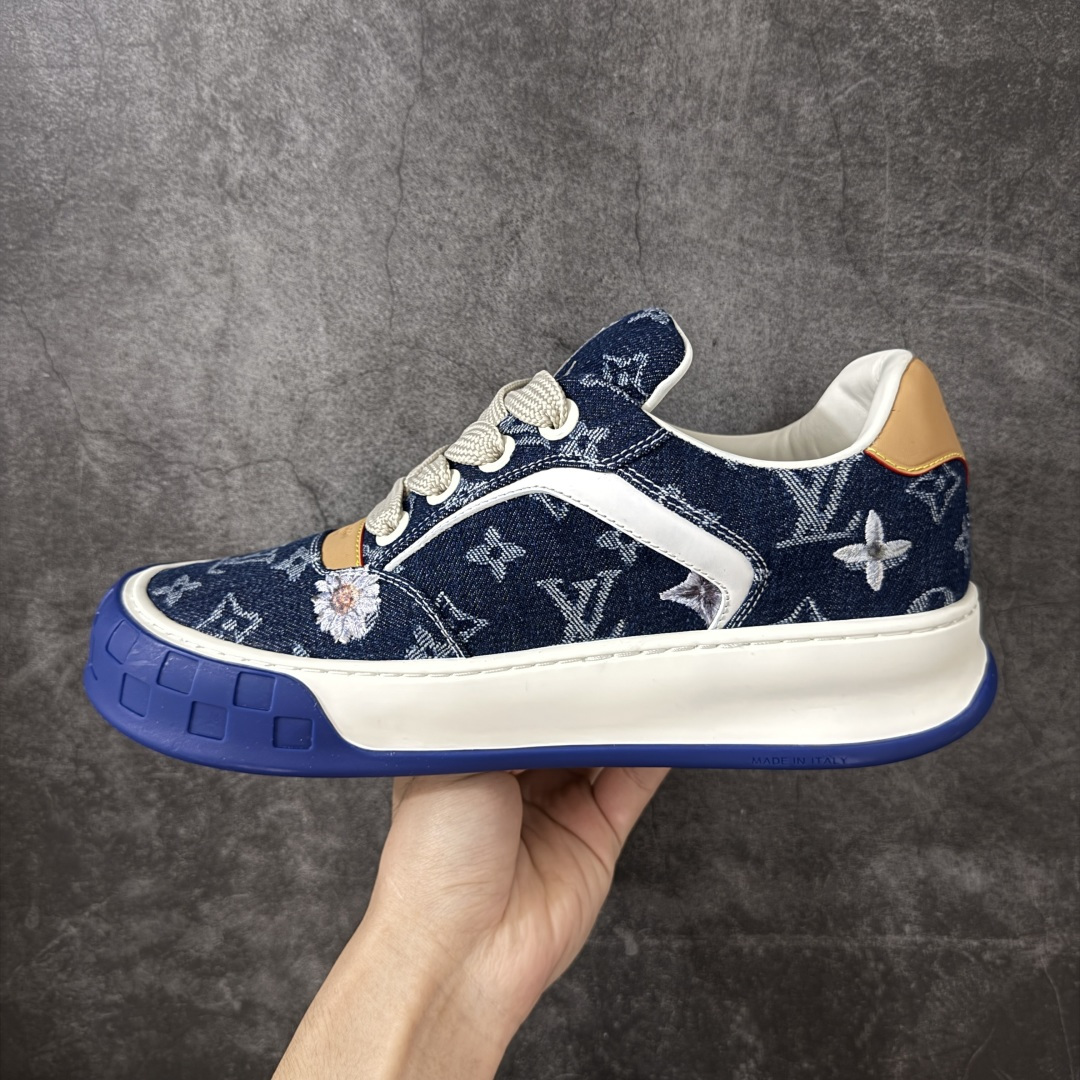 图片[2]-【HS顶级礼盒版】LV 路易威登LOUIS VUITTON Tilted Low Sneakers 倾斜系列低帮复古休闲运动文化百搭板鞋 2026早春款板鞋 饼干鞋 礼盒包装 私模开发大底 正确细节 原鞋原材料1：1打造 完美版型做工 欢迎对比市场任何品质的货品 广东原产 专业LV大厂出品 正确底 大底开发近半年 原楦型开发纸版 全鞋原材料打造 细节 针车 烫金 中底无可挑剔 包装说明书防尘布袋物件(附送官方快递加固牛皮纸外盒!!)# 尺码：39 40 41 42 43 44 45 46-莆田鞋