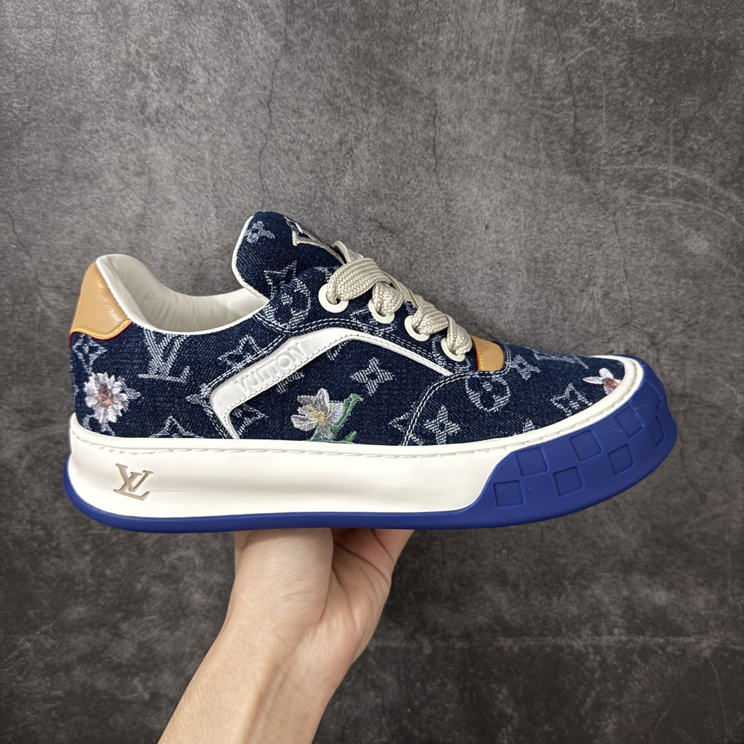 【HS顶级礼盒版】LV 路易威登LOUIS VUITTON Tilted Low Sneakers 倾斜系列低帮复古休闲运动文化百搭板鞋 2026早春款板鞋 饼干鞋 礼盒包装 私模开发大底 正确细节 原鞋原材料1：1打造 完美版型做工 欢迎对比市场任何品质的货品 广东原产 专业LV大厂出品 正确底 大底开发近半年 原楦型开发纸版 全鞋原材料打造 细节 针车 烫金 中底无可挑剔 包装说明书防尘布袋物件(附送官方快递加固牛皮纸外盒!!)# 尺码：39 40 41 42 43 44 45 46-莆田鞋