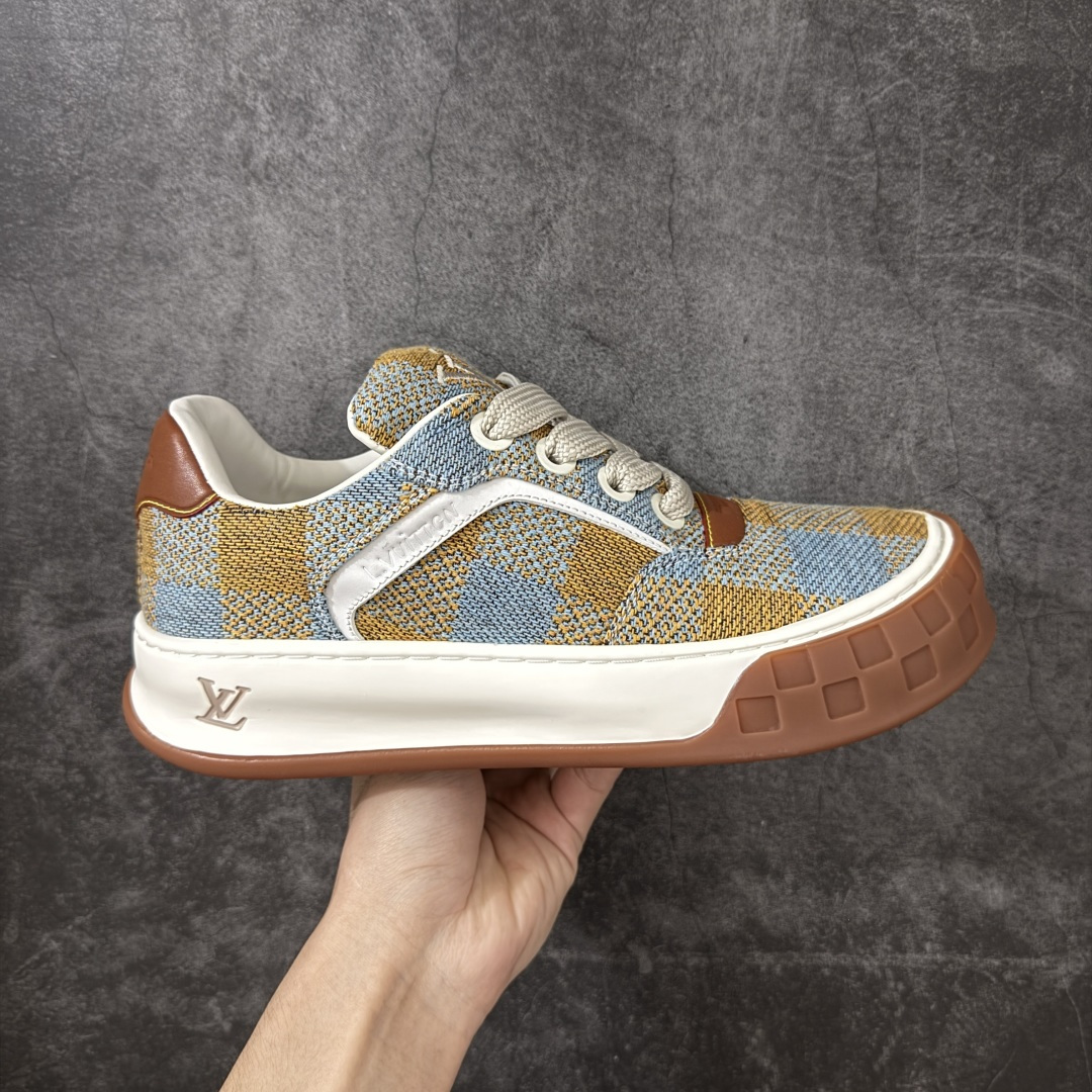 【HS顶级礼盒版】LV 路易威登LOUIS VUITTON Tilted Low Sneakers 倾斜系列低帮复古休闲运动文化百搭板鞋 2026早春款板鞋 饼干鞋 礼盒包装 私模开发大底 正确细节 原鞋原材料1：1打造 完美版型做工 欢迎对比市场任何品质的货品 广东原产 专业LV大厂出品 正确底 大底开发近半年 原楦型开发纸版 全鞋原材料打造 细节 针车 烫金 中底无可挑剔 包装说明书防尘布袋物件(附送官方快递加固牛皮纸外盒!!)# 尺码：39 40 41 42 43 44 45 46-选品中心