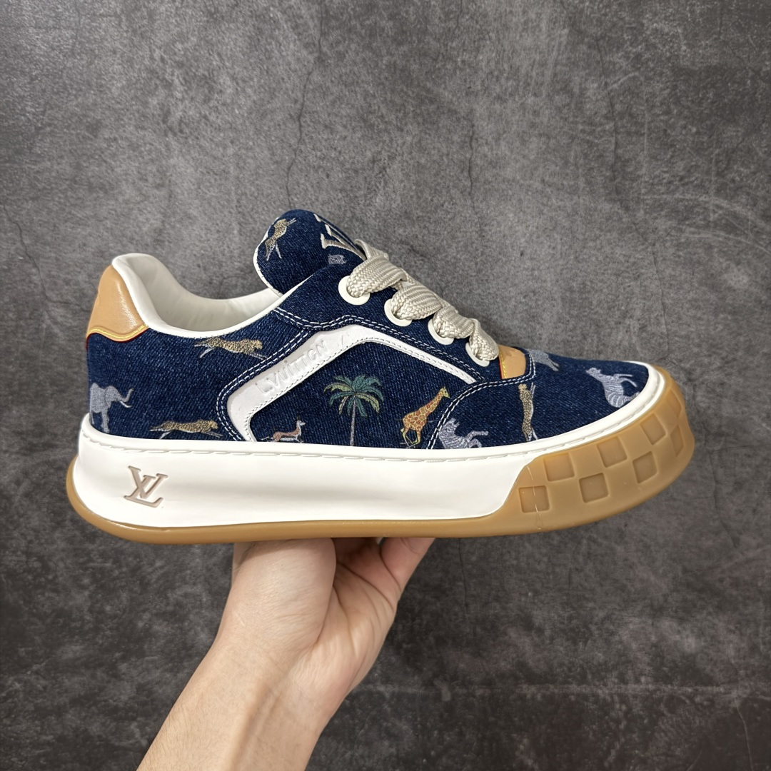 【HS顶级礼盒版】LV 路易威登LOUIS VUITTON Tilted Low Sneakers 倾斜系列低帮复古休闲运动文化百搭板鞋 2026早春款板鞋 饼干鞋 礼盒包装 私模开发大底 正确细节 原鞋原材料1：1打造 完美版型做工 欢迎对比市场任何品质的货品 广东原产 专业LV大厂出品 正确底 大底开发近半年 原楦型开发纸版 全鞋原材料打造 细节 针车 烫金 中底无可挑剔 包装说明书防尘布袋物件(附送官方快递加固牛皮纸外盒!!)# 尺码：39 40 41 42 43 44 45 46-选品中心