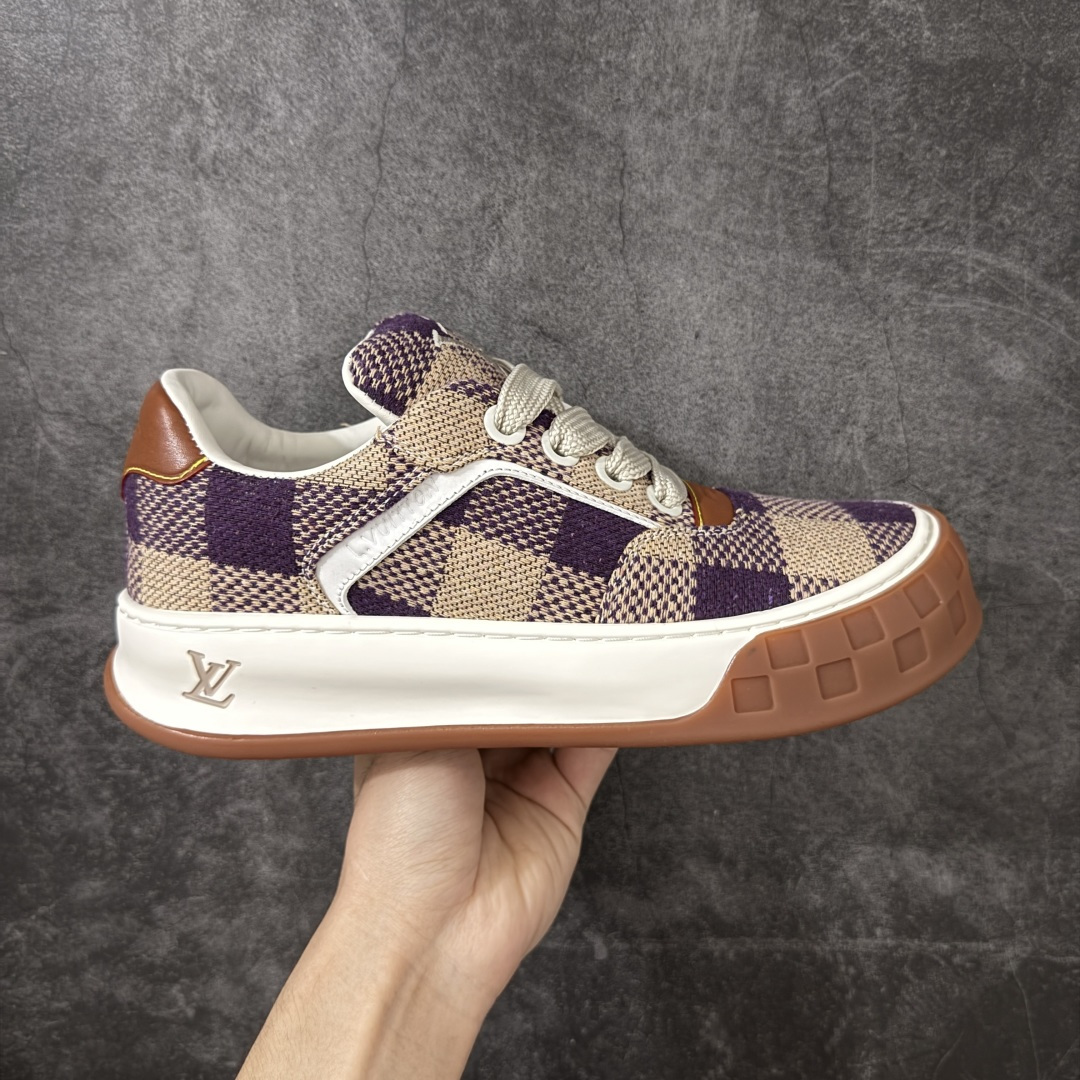 【HS顶级礼盒版】LV 路易威登LOUIS VUITTON Tilted Low Sneakers 倾斜系列低帮复古休闲运动文化百搭板鞋 2026早春款板鞋 饼干鞋 礼盒包装 私模开发大底 正确细节 原鞋原材料1：1打造 完美版型做工 欢迎对比市场任何品质的货品 广东原产 专业LV大厂出品 正确底 大底开发近半年 原楦型开发纸版 全鞋原材料打造 细节 针车 烫金 中底无可挑剔 包装说明书防尘布袋物件(附送官方快递加固牛皮纸外盒!!)# 尺码：39 40 41 42 43 44 45 46-选品中心