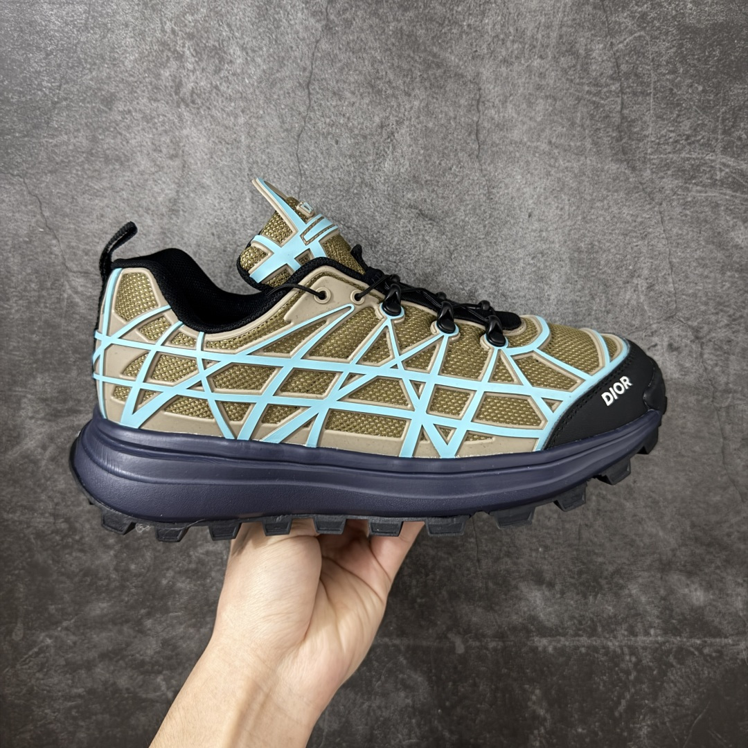 【莞产礼盒版】Dior 迪奥 B31 Runner 运动鞋 采用进口网眼织物精心制作，搭配曲纹藤格纹注塑橡胶提升格调，全新演绎经典图案，彰显未来主义的风格。 鞋舌和正面饰以 Dior标志， 孔眼突显徒步鞋的风格，CD Diamond 抽绳彰显科技魅力。纹理凹口厚底采用橡胶精心制作，提供理想的抓地力，加固鞋跟缔造舒适非凡的穿着体验。 可与运动服饰和休闲装扮搭配，打造精致造型 尺码：39-45-选品中心