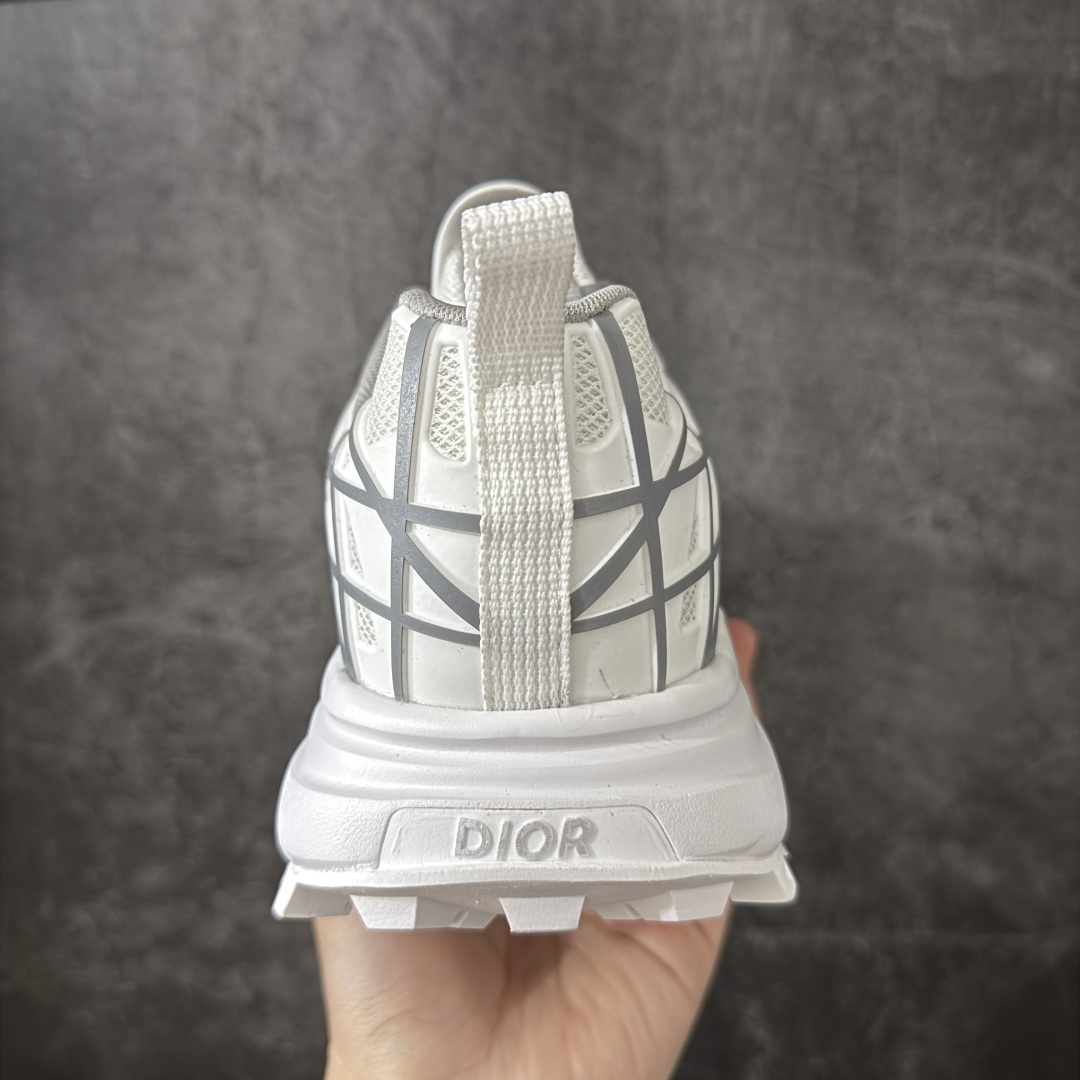 图片[4]-【莞产礼盒版】Dior 迪奥 B31 Runner 运动鞋 采用进口网眼织物精心制作，搭配曲纹藤格纹注塑橡胶提升格调，全新演绎经典图案，彰显未来主义的风格。 鞋舌和正面饰以 Dior标志， 孔眼突显徒步鞋的风格，CD Diamond 抽绳彰显科技魅力。纹理凹口厚底采用橡胶精心制作，提供理想的抓地力，加固鞋跟缔造舒适非凡的穿着体验。 可与运动服饰和休闲装扮搭配，打造精致造型 尺码：39-45-选品中心