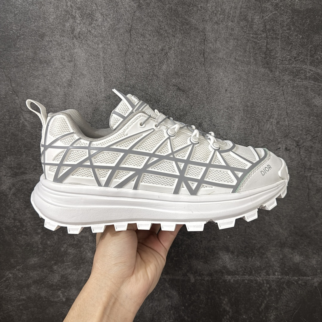 【莞产礼盒版】Dior 迪奥 B31 Runner 运动鞋 采用进口网眼织物精心制作，搭配曲纹藤格纹注塑橡胶提升格调，全新演绎经典图案，彰显未来主义的风格。 鞋舌和正面饰以 Dior标志， 孔眼突显徒步鞋的风格，CD Diamond 抽绳彰显科技魅力。纹理凹口厚底采用橡胶精心制作，提供理想的抓地力，加固鞋跟缔造舒适非凡的穿着体验。 可与运动服饰和休闲装扮搭配，打造精致造型 尺码：39-45-选品中心