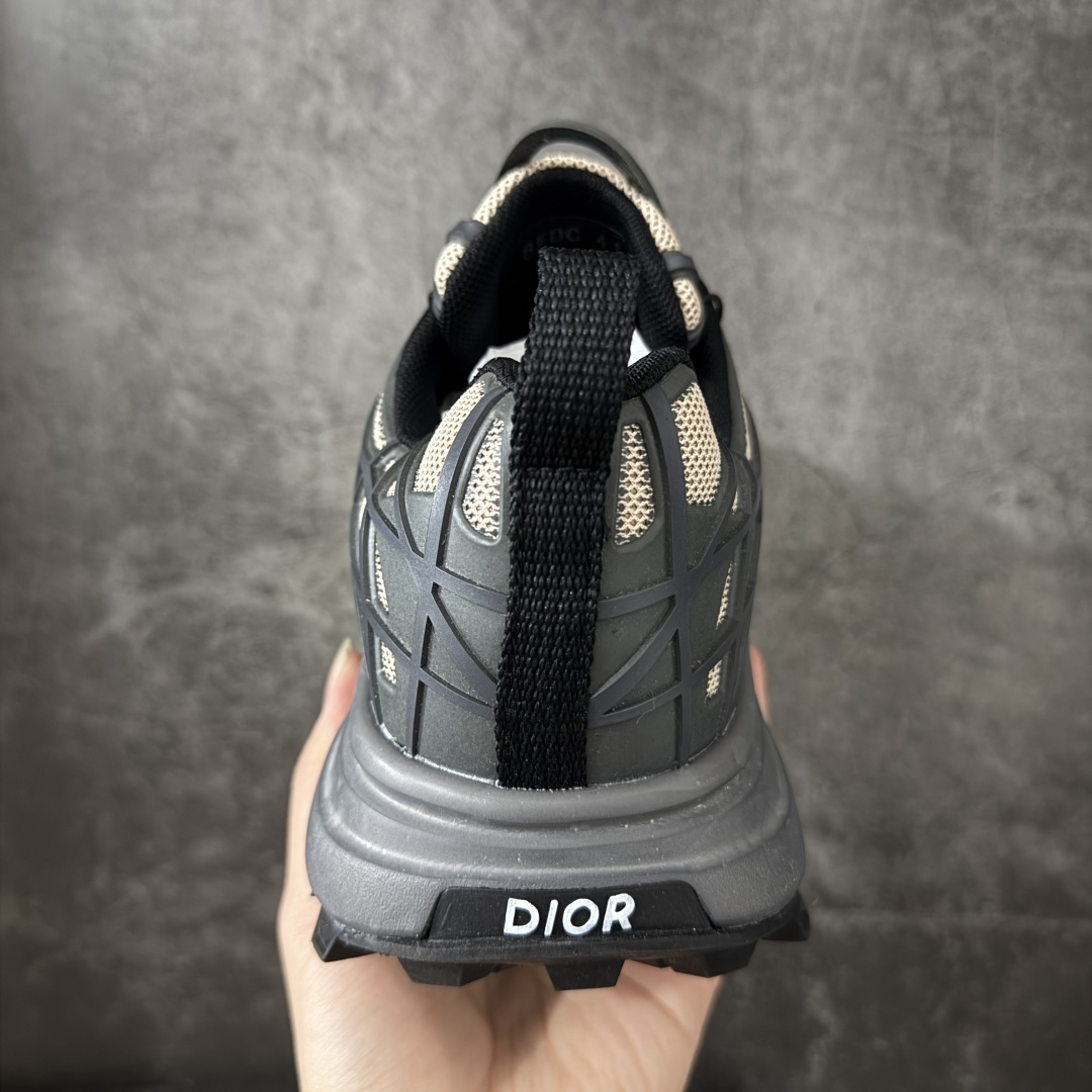 图片[4]-【莞产礼盒版】Dior 迪奥 B31 Runner 运动鞋 采用进口网眼织物精心制作，搭配曲纹藤格纹注塑橡胶提升格调，全新演绎经典图案，彰显未来主义的风格。 鞋舌和正面饰以 Dior标志， 孔眼突显徒步鞋的风格，CD Diamond 抽绳彰显科技魅力。纹理凹口厚底采用橡胶精心制作，提供理想的抓地力，加固鞋跟缔造舒适非凡的穿着体验。 可与运动服饰和休闲装扮搭配，打造精致造型 尺码：39-45-选品中心