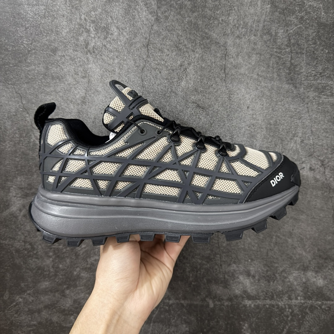 【莞产礼盒版】Dior 迪奥 B31 Runner 运动鞋 采用进口网眼织物精心制作，搭配曲纹藤格纹注塑橡胶提升格调，全新演绎经典图案，彰显未来主义的风格。 鞋舌和正面饰以 Dior标志， 孔眼突显徒步鞋的风格，CD Diamond 抽绳彰显科技魅力。纹理凹口厚底采用橡胶精心制作，提供理想的抓地力，加固鞋跟缔造舒适非凡的穿着体验。 可与运动服饰和休闲装扮搭配，打造精致造型 尺码：39-45-莆田鞋