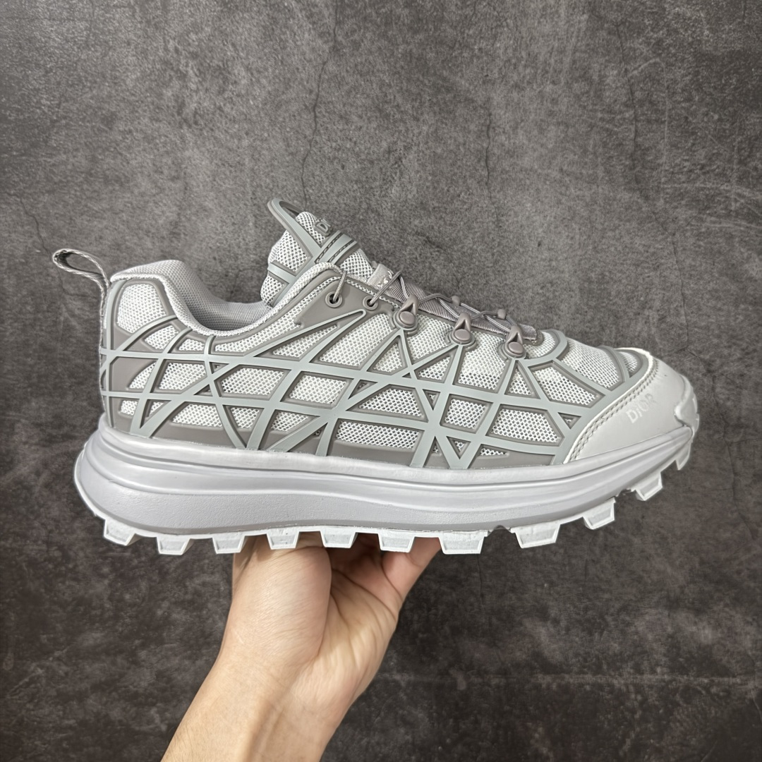 【莞产礼盒版】Dior 迪奥 B31 Runner 运动鞋 采用进口网眼织物精心制作，搭配曲纹藤格纹注塑橡胶提升格调，全新演绎经典图案，彰显未来主义的风格。 鞋舌和正面饰以 Dior标志， 孔眼突显徒步鞋的风格，CD Diamond 抽绳彰显科技魅力。纹理凹口厚底采用橡胶精心制作，提供理想的抓地力，加固鞋跟缔造舒适非凡的穿着体验。 可与运动服饰和休闲装扮搭配，打造精致造型 尺码：39-45-选品中心