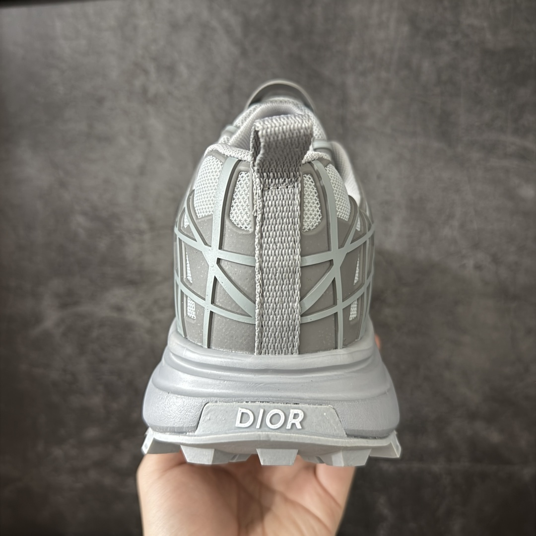 图片[4]-【莞产礼盒版】Dior 迪奥 B31 Runner 运动鞋 采用进口网眼织物精心制作，搭配曲纹藤格纹注塑橡胶提升格调，全新演绎经典图案，彰显未来主义的风格。 鞋舌和正面饰以 Dior标志， 孔眼突显徒步鞋的风格，CD Diamond 抽绳彰显科技魅力。纹理凹口厚底采用橡胶精心制作，提供理想的抓地力，加固鞋跟缔造舒适非凡的穿着体验。 可与运动服饰和休闲装扮搭配，打造精致造型 尺码：39-45-莆田鞋