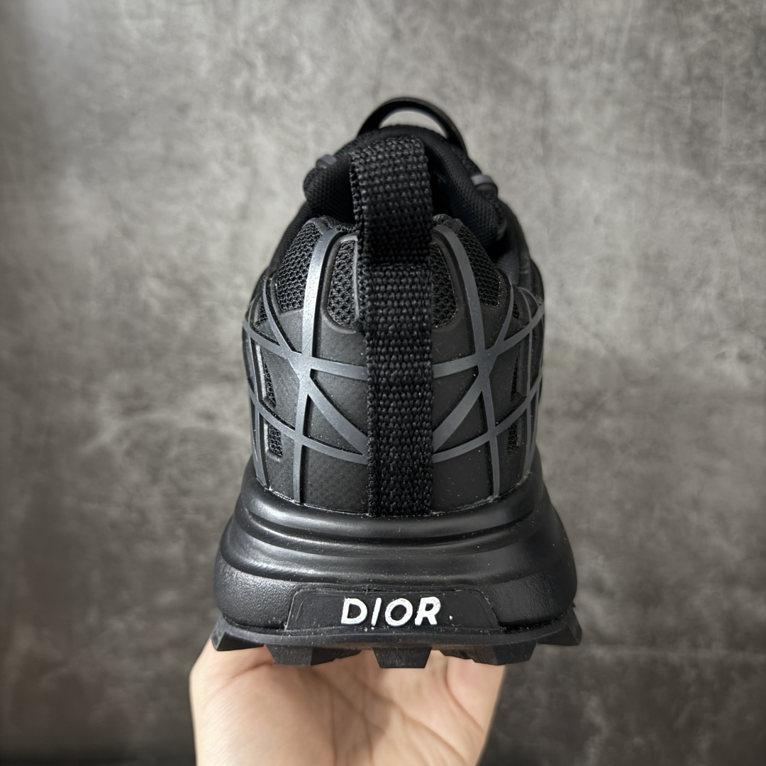 图片[4]-【莞产礼盒版】Dior 迪奥 B31 Runner 运动鞋 采用进口网眼织物精心制作，搭配曲纹藤格纹注塑橡胶提升格调，全新演绎经典图案，彰显未来主义的风格。 鞋舌和正面饰以 Dior标志， 孔眼突显徒步鞋的风格，CD Diamond 抽绳彰显科技魅力。纹理凹口厚底采用橡胶精心制作，提供理想的抓地力，加固鞋跟缔造舒适非凡的穿着体验。 可与运动服饰和休闲装扮搭配，打造精致造型 尺码：39-45-选品中心