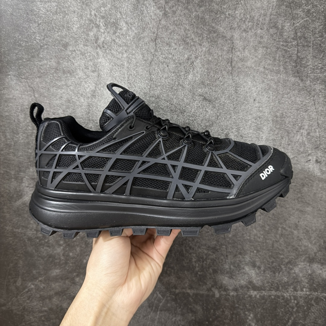 【莞产礼盒版】Dior 迪奥 B31 Runner 运动鞋 采用进口网眼织物精心制作，搭配曲纹藤格纹注塑橡胶提升格调，全新演绎经典图案，彰显未来主义的风格。 鞋舌和正面饰以 Dior标志， 孔眼突显徒步鞋的风格，CD Diamond 抽绳彰显科技魅力。纹理凹口厚底采用橡胶精心制作，提供理想的抓地力，加固鞋跟缔造舒适非凡的穿着体验。 可与运动服饰和休闲装扮搭配，打造精致造型 尺码：39-45-选品中心