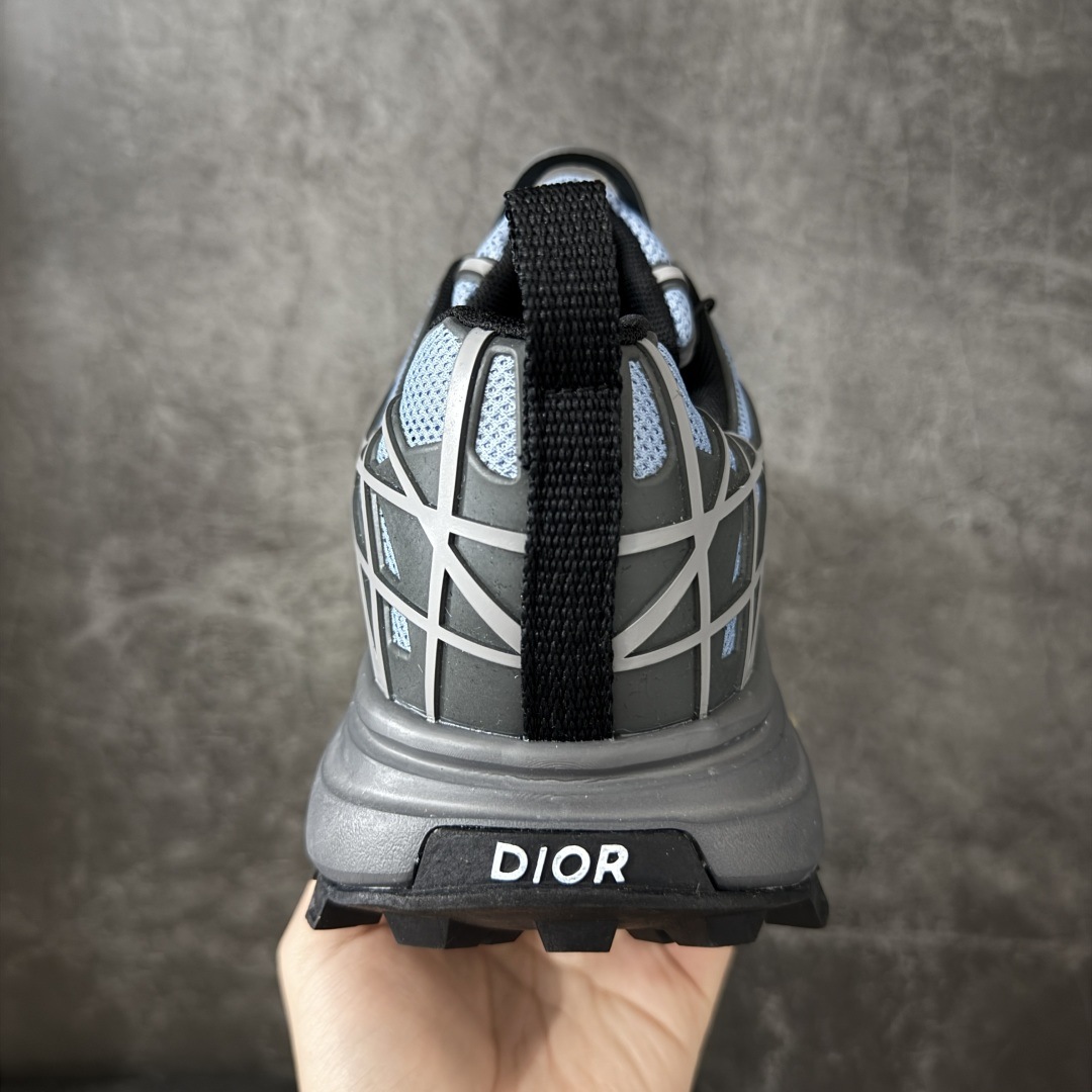 图片[4]-【莞产礼盒版】Dior 迪奥 B31 Runner 运动鞋 采用进口网眼织物精心制作，搭配曲纹藤格纹注塑橡胶提升格调，全新演绎经典图案，彰显未来主义的风格。 鞋舌和正面饰以 Dior标志， 孔眼突显徒步鞋的风格，CD Diamond 抽绳彰显科技魅力。纹理凹口厚底采用橡胶精心制作，提供理想的抓地力，加固鞋跟缔造舒适非凡的穿着体验。 可与运动服饰和休闲装扮搭配，打造精致造型 尺码：39-45-选品中心