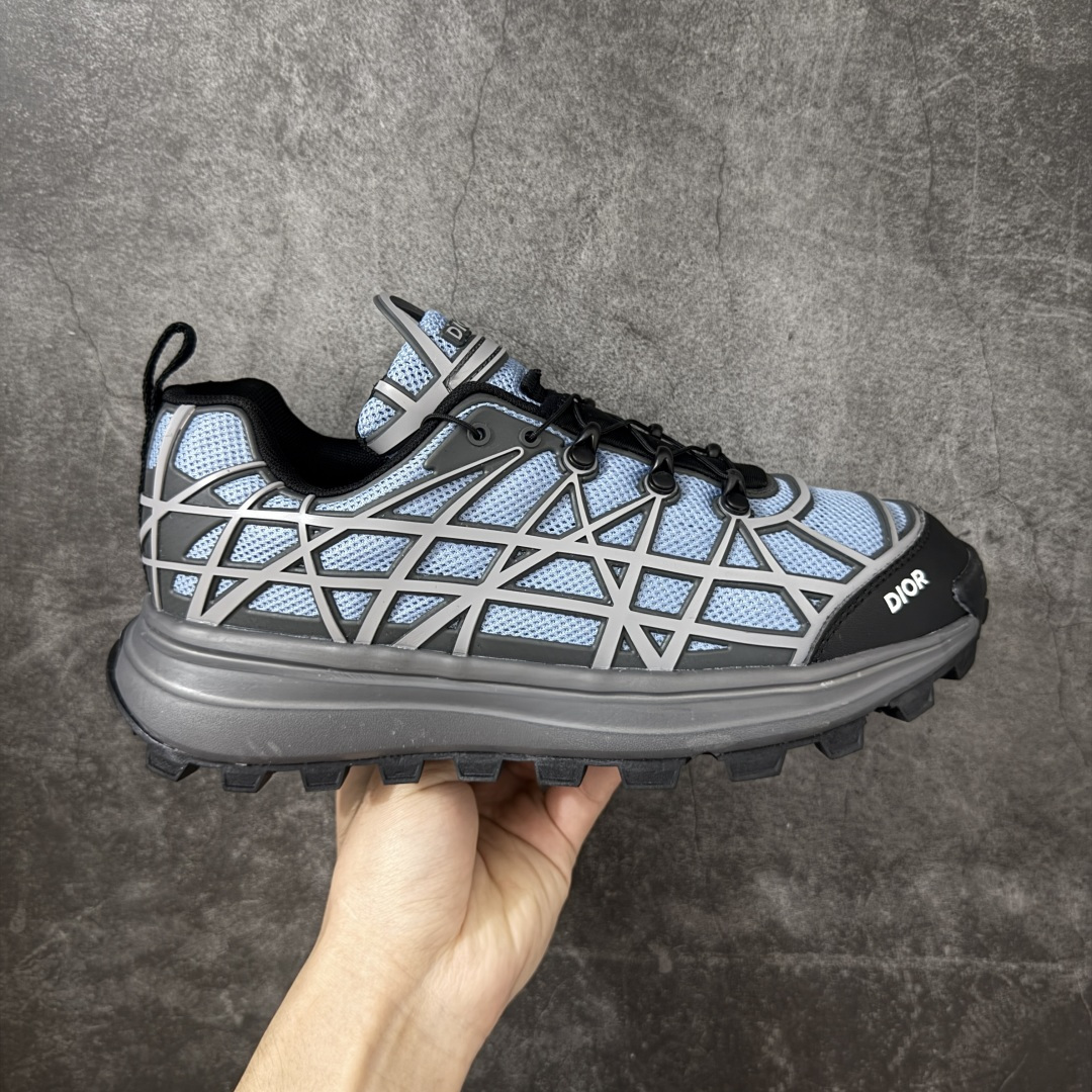 【莞产礼盒版】Dior 迪奥 B31 Runner 运动鞋 采用进口网眼织物精心制作，搭配曲纹藤格纹注塑橡胶提升格调，全新演绎经典图案，彰显未来主义的风格。 鞋舌和正面饰以 Dior标志， 孔眼突显徒步鞋的风格，CD Diamond 抽绳彰显科技魅力。纹理凹口厚底采用橡胶精心制作，提供理想的抓地力，加固鞋跟缔造舒适非凡的穿着体验。 可与运动服饰和休闲装扮搭配，打造精致造型 尺码：39-45-选品中心
