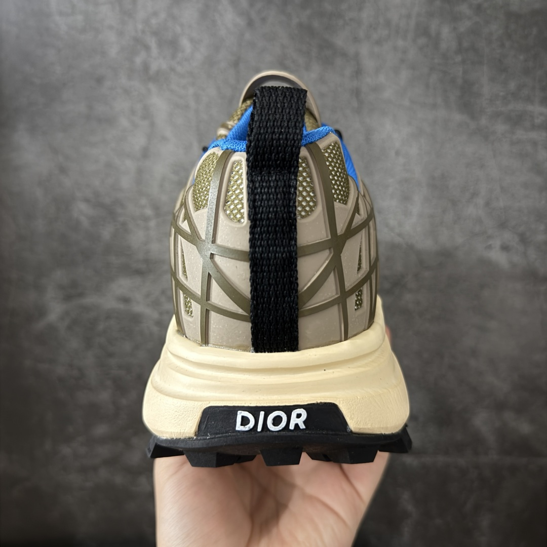 图片[4]-【莞产礼盒版】Dior 迪奥 B31 Runner 运动鞋 采用进口网眼织物精心制作，搭配曲纹藤格纹注塑橡胶提升格调，全新演绎经典图案，彰显未来主义的风格。 鞋舌和正面饰以 Dior标志， 孔眼突显徒步鞋的风格，CD Diamond 抽绳彰显科技魅力。纹理凹口厚底采用橡胶精心制作，提供理想的抓地力，加固鞋跟缔造舒适非凡的穿着体验。 可与运动服饰和休闲装扮搭配，打造精致造型 尺码：39-45-选品中心