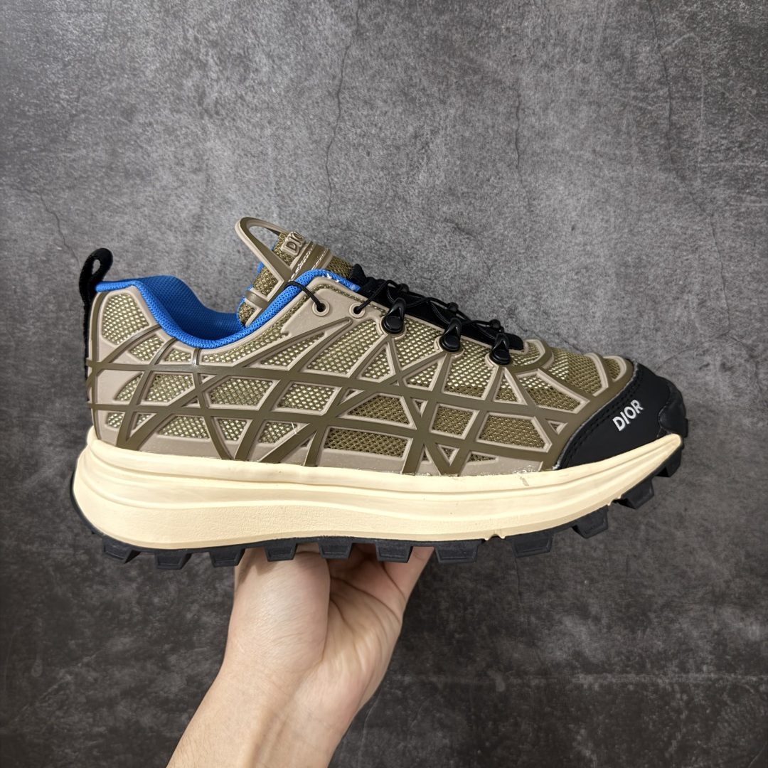 【莞产礼盒版】Dior 迪奥 B31 Runner 运动鞋 采用进口网眼织物精心制作，搭配曲纹藤格纹注塑橡胶提升格调，全新演绎经典图案，彰显未来主义的风格。 鞋舌和正面饰以 Dior标志， 孔眼突显徒步鞋的风格，CD Diamond 抽绳彰显科技魅力。纹理凹口厚底采用橡胶精心制作，提供理想的抓地力，加固鞋跟缔造舒适非凡的穿着体验。 可与运动服饰和休闲装扮搭配，打造精致造型 尺码：39-45-选品中心