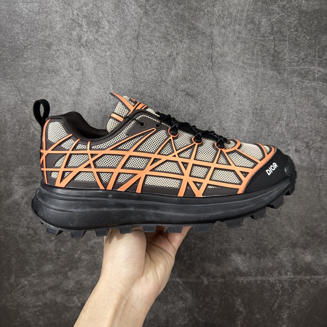 【莞产礼盒版】Dior 迪奥 B31 Runner 运动鞋 采用进口网眼织物精心制作，搭配曲纹藤格纹注塑橡胶提升格调，全新演绎经典图案，彰显未来主义的风格。 鞋舌和正面饰以 Dior标志， 孔眼突显徒步鞋的风格，CD Diamond 抽绳彰显科技魅力。纹理凹口厚底采用橡胶精心制作，提供理想的抓地力，加固鞋跟缔造舒适非凡的穿着体验。 可与运动服饰和休闲装扮搭配，打造精致造型 尺码：39-45-选品中心