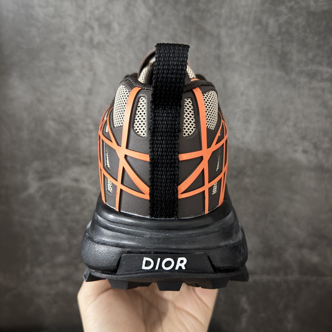 图片[4]-【莞产礼盒版】Dior 迪奥 B31 Runner 运动鞋 采用进口网眼织物精心制作，搭配曲纹藤格纹注塑橡胶提升格调，全新演绎经典图案，彰显未来主义的风格。 鞋舌和正面饰以 Dior标志， 孔眼突显徒步鞋的风格，CD Diamond 抽绳彰显科技魅力。纹理凹口厚底采用橡胶精心制作，提供理想的抓地力，加固鞋跟缔造舒适非凡的穿着体验。 可与运动服饰和休闲装扮搭配，打造精致造型 尺码：39-45-莆田鞋
