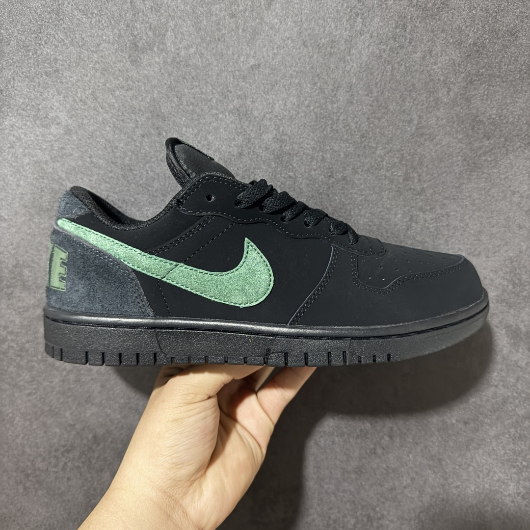 【公司级】Nike Big Nike Low Lux 全系配色陆续出货-黑绿 大厂纯原品质出货 超高清洁度 皮料切割干净无任何毛边 细节完美 于经典复古风格的休闲板鞋，整体是低饱和度的复古配色，百搭且自带“美式复古感”。鞋后跟的“NIKE”字母标识，也是这一系列的标志性设计 细节感满满，复古氛围狠狠拿捏！全系经典复古永不过时！ 货号：854166-008 尺码：36 36.5 37.5 38 38.5 39 40 40.5 41 42 42.5 43 44 44.5 45-选品中心