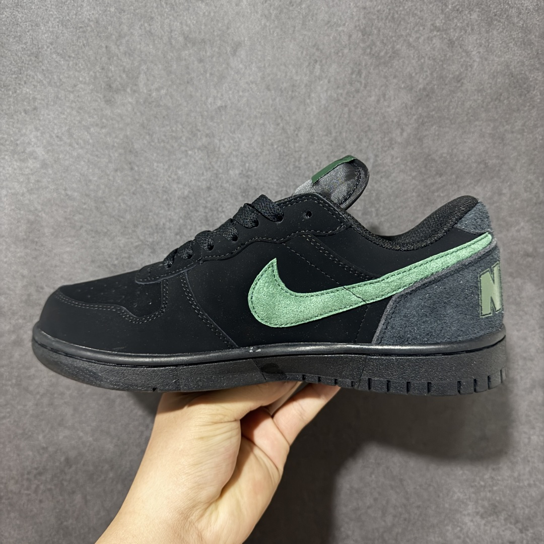 图片[2]-【公司级】Nike Big Nike Low Lux 全系配色陆续出货-黑绿 大厂纯原品质出货 超高清洁度 皮料切割干净无任何毛边 细节完美 于经典复古风格的休闲板鞋，整体是低饱和度的复古配色，百搭且自带“美式复古感”。鞋后跟的“NIKE”字母标识，也是这一系列的标志性设计 细节感满满，复古氛围狠狠拿捏！全系经典复古永不过时！ 货号：854166-008 尺码：36 36.5 37.5 38 38.5 39 40 40.5 41 42 42.5 43 44 44.5 45-选品中心