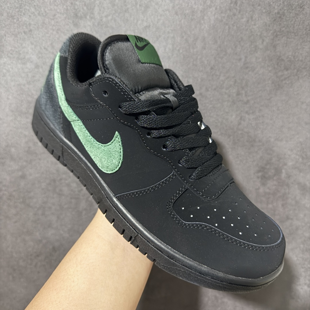 图片[3]-【公司级】Nike Big Nike Low Lux 全系配色陆续出货-黑绿 大厂纯原品质出货 超高清洁度 皮料切割干净无任何毛边 细节完美 于经典复古风格的休闲板鞋，整体是低饱和度的复古配色，百搭且自带“美式复古感”。鞋后跟的“NIKE”字母标识，也是这一系列的标志性设计 细节感满满，复古氛围狠狠拿捏！全系经典复古永不过时！ 货号：854166-008 尺码：36 36.5 37.5 38 38.5 39 40 40.5 41 42 42.5 43 44 44.5 45-选品中心