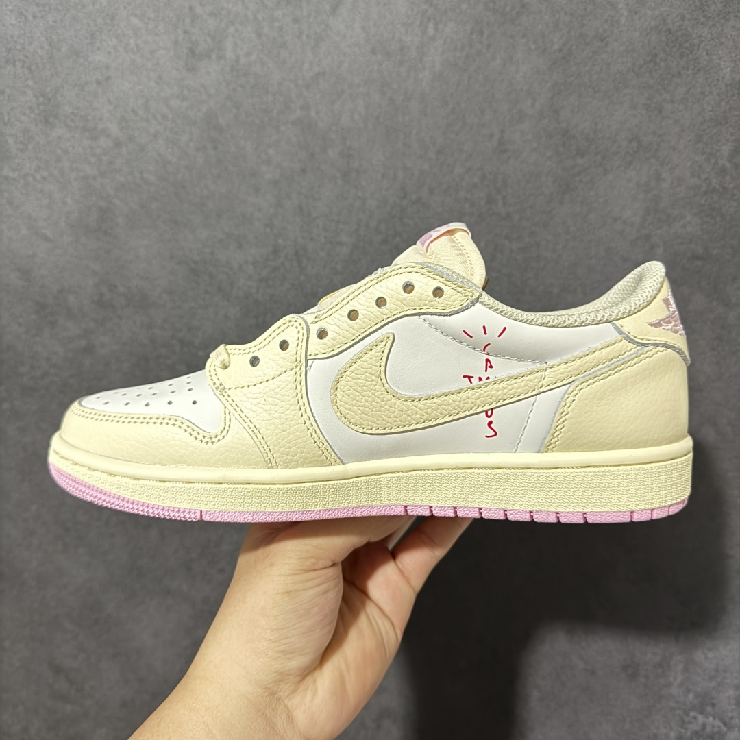 图片[2]-【纯原G版】Travis Scott x Air Jordan AJ1 Low OG SP TS联名 白粉 IQ7604-100 全系列配色 外贸特供批次 新配色不断更新开发 市场中端王者 全套原纸板楦头开发 确保原汁原味 完美呈现一代版型 一比一鞋头弧度高度鞋身弧度 此版本只针对中端市场 细节品控鞋型随意秒杀市面同价位 鞋型完美 不臃肿别扭 头层皮料加持 用料绝不含糊 进口玻璃冲刀皮料裁剪零毛边 电脑针车工艺 超高鞋面清洁度 最高QC检验标准 控制溢胶瑕疵 原盒原配 飞翼3D高频深度立体 工艺方面大到整体鞋型 漏斗收腰 底线拉帮 LOGO立体程度 小到针眼排布 载片对称 冲孔效果 鞋标规范 鞋垫背胶等等 无一不是口碑收割 每双都是一个回头客 尺码：35.5 36 36.5 37.5 38 38.5 39 40 40.5 41 42 42.5 43 44 44.5 45 46 47.5-选品中心