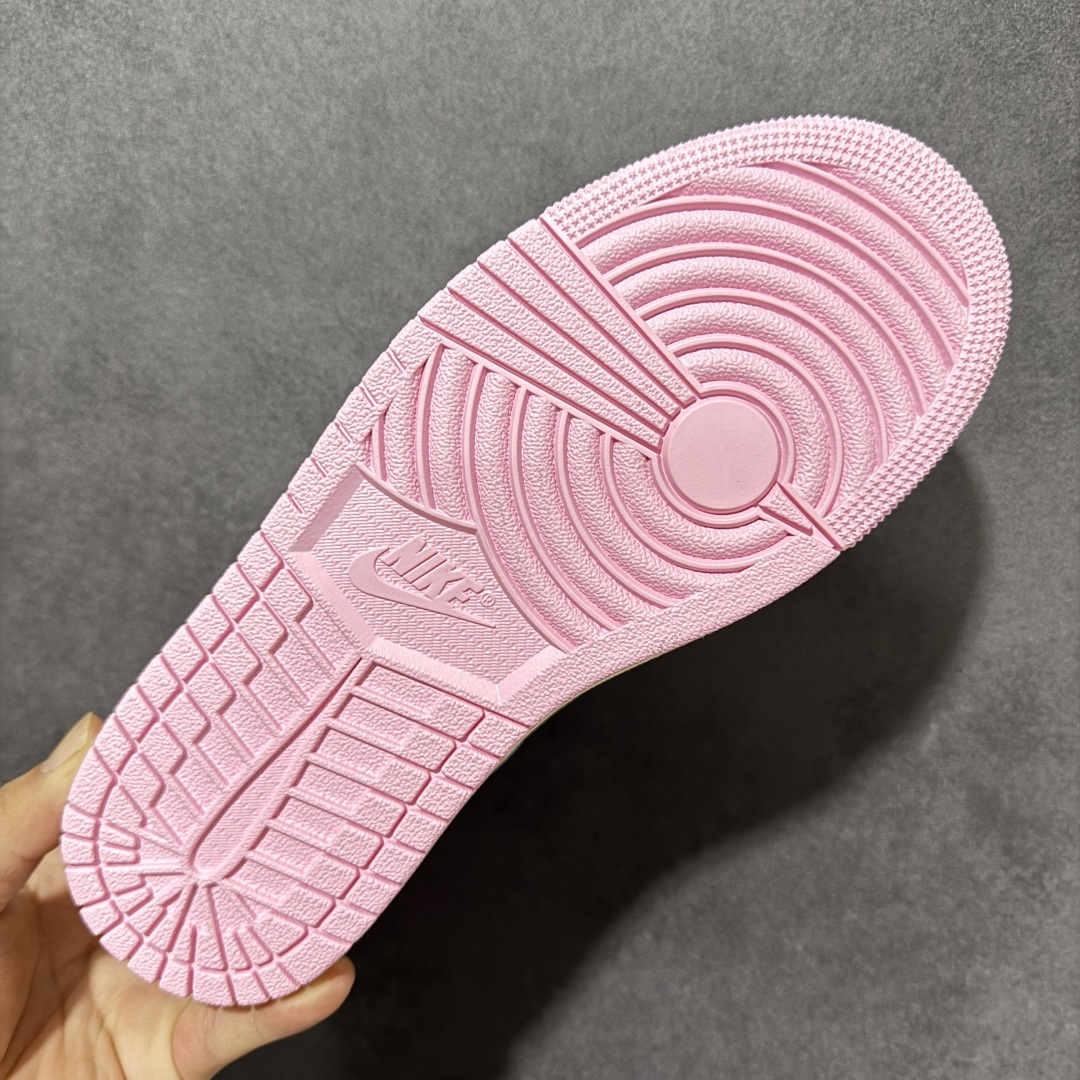 图片[9]-【纯原G版】Travis Scott x Air Jordan AJ1 Low OG SP TS联名 白粉 IQ7604-100 全系列配色 外贸特供批次 新配色不断更新开发 市场中端王者 全套原纸板楦头开发 确保原汁原味 完美呈现一代版型 一比一鞋头弧度高度鞋身弧度 此版本只针对中端市场 细节品控鞋型随意秒杀市面同价位 鞋型完美 不臃肿别扭 头层皮料加持 用料绝不含糊 进口玻璃冲刀皮料裁剪零毛边 电脑针车工艺 超高鞋面清洁度 最高QC检验标准 控制溢胶瑕疵 原盒原配 飞翼3D高频深度立体 工艺方面大到整体鞋型 漏斗收腰 底线拉帮 LOGO立体程度 小到针眼排布 载片对称 冲孔效果 鞋标规范 鞋垫背胶等等 无一不是口碑收割 每双都是一个回头客 尺码：35.5 36 36.5 37.5 38 38.5 39 40 40.5 41 42 42.5 43 44 44.5 45 46 47.5-选品中心