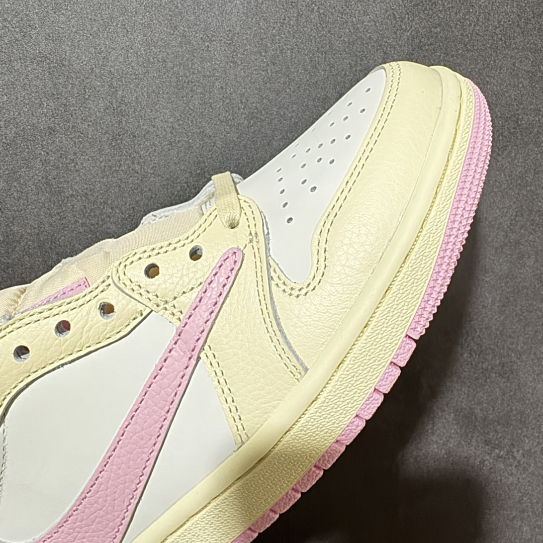 图片[8]-【纯原G版】Travis Scott x Air Jordan AJ1 Low OG SP TS联名 白粉 IQ7604-100 全系列配色 外贸特供批次 新配色不断更新开发 市场中端王者 全套原纸板楦头开发 确保原汁原味 完美呈现一代版型 一比一鞋头弧度高度鞋身弧度 此版本只针对中端市场 细节品控鞋型随意秒杀市面同价位 鞋型完美 不臃肿别扭 头层皮料加持 用料绝不含糊 进口玻璃冲刀皮料裁剪零毛边 电脑针车工艺 超高鞋面清洁度 最高QC检验标准 控制溢胶瑕疵 原盒原配 飞翼3D高频深度立体 工艺方面大到整体鞋型 漏斗收腰 底线拉帮 LOGO立体程度 小到针眼排布 载片对称 冲孔效果 鞋标规范 鞋垫背胶等等 无一不是口碑收割 每双都是一个回头客 尺码：35.5 36 36.5 37.5 38 38.5 39 40 40.5 41 42 42.5 43 44 44.5 45 46 47.5-选品中心