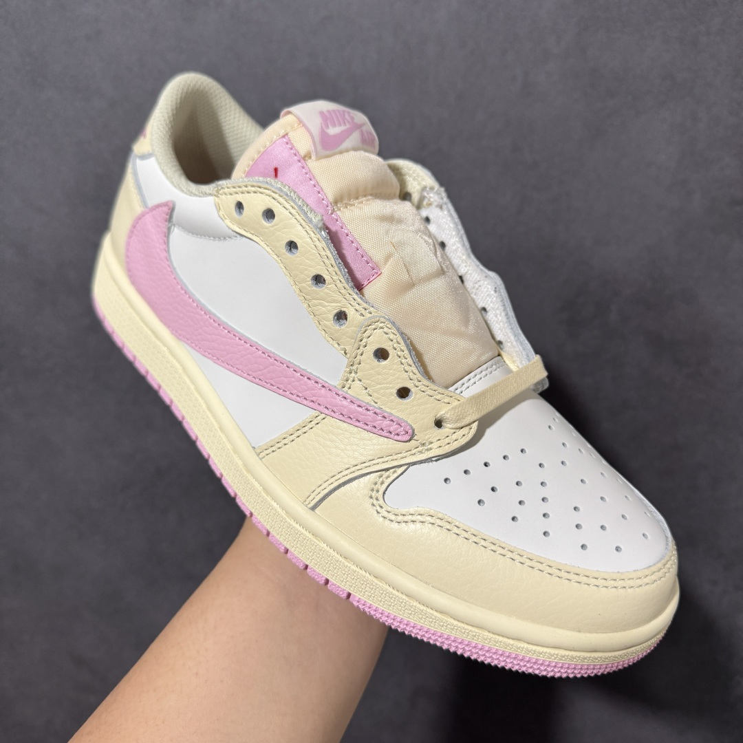 图片[3]-【纯原G版】Travis Scott x Air Jordan AJ1 Low OG SP TS联名 白粉 IQ7604-100 全系列配色 外贸特供批次 新配色不断更新开发 市场中端王者 全套原纸板楦头开发 确保原汁原味 完美呈现一代版型 一比一鞋头弧度高度鞋身弧度 此版本只针对中端市场 细节品控鞋型随意秒杀市面同价位 鞋型完美 不臃肿别扭 头层皮料加持 用料绝不含糊 进口玻璃冲刀皮料裁剪零毛边 电脑针车工艺 超高鞋面清洁度 最高QC检验标准 控制溢胶瑕疵 原盒原配 飞翼3D高频深度立体 工艺方面大到整体鞋型 漏斗收腰 底线拉帮 LOGO立体程度 小到针眼排布 载片对称 冲孔效果 鞋标规范 鞋垫背胶等等 无一不是口碑收割 每双都是一个回头客 尺码：35.5 36 36.5 37.5 38 38.5 39 40 40.5 41 42 42.5 43 44 44.5 45 46 47.5-选品中心