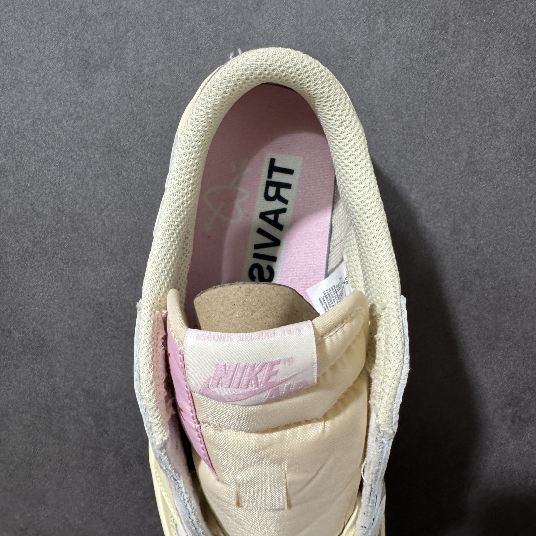 图片[6]-【纯原G版】Travis Scott x Air Jordan AJ1 Low OG SP TS联名 白粉 IQ7604-100 全系列配色 外贸特供批次 新配色不断更新开发 市场中端王者 全套原纸板楦头开发 确保原汁原味 完美呈现一代版型 一比一鞋头弧度高度鞋身弧度 此版本只针对中端市场 细节品控鞋型随意秒杀市面同价位 鞋型完美 不臃肿别扭 头层皮料加持 用料绝不含糊 进口玻璃冲刀皮料裁剪零毛边 电脑针车工艺 超高鞋面清洁度 最高QC检验标准 控制溢胶瑕疵 原盒原配 飞翼3D高频深度立体 工艺方面大到整体鞋型 漏斗收腰 底线拉帮 LOGO立体程度 小到针眼排布 载片对称 冲孔效果 鞋标规范 鞋垫背胶等等 无一不是口碑收割 每双都是一个回头客 尺码：35.5 36 36.5 37.5 38 38.5 39 40 40.5 41 42 42.5 43 44 44.5 45 46 47.5-选品中心