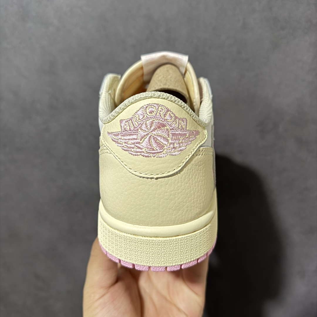 图片[4]-【纯原G版】Travis Scott x Air Jordan AJ1 Low OG SP TS联名 白粉 IQ7604-100 全系列配色 外贸特供批次 新配色不断更新开发 市场中端王者 全套原纸板楦头开发 确保原汁原味 完美呈现一代版型 一比一鞋头弧度高度鞋身弧度 此版本只针对中端市场 细节品控鞋型随意秒杀市面同价位 鞋型完美 不臃肿别扭 头层皮料加持 用料绝不含糊 进口玻璃冲刀皮料裁剪零毛边 电脑针车工艺 超高鞋面清洁度 最高QC检验标准 控制溢胶瑕疵 原盒原配 飞翼3D高频深度立体 工艺方面大到整体鞋型 漏斗收腰 底线拉帮 LOGO立体程度 小到针眼排布 载片对称 冲孔效果 鞋标规范 鞋垫背胶等等 无一不是口碑收割 每双都是一个回头客 尺码：35.5 36 36.5 37.5 38 38.5 39 40 40.5 41 42 42.5 43 44 44.5 45 46 47.5-选品中心