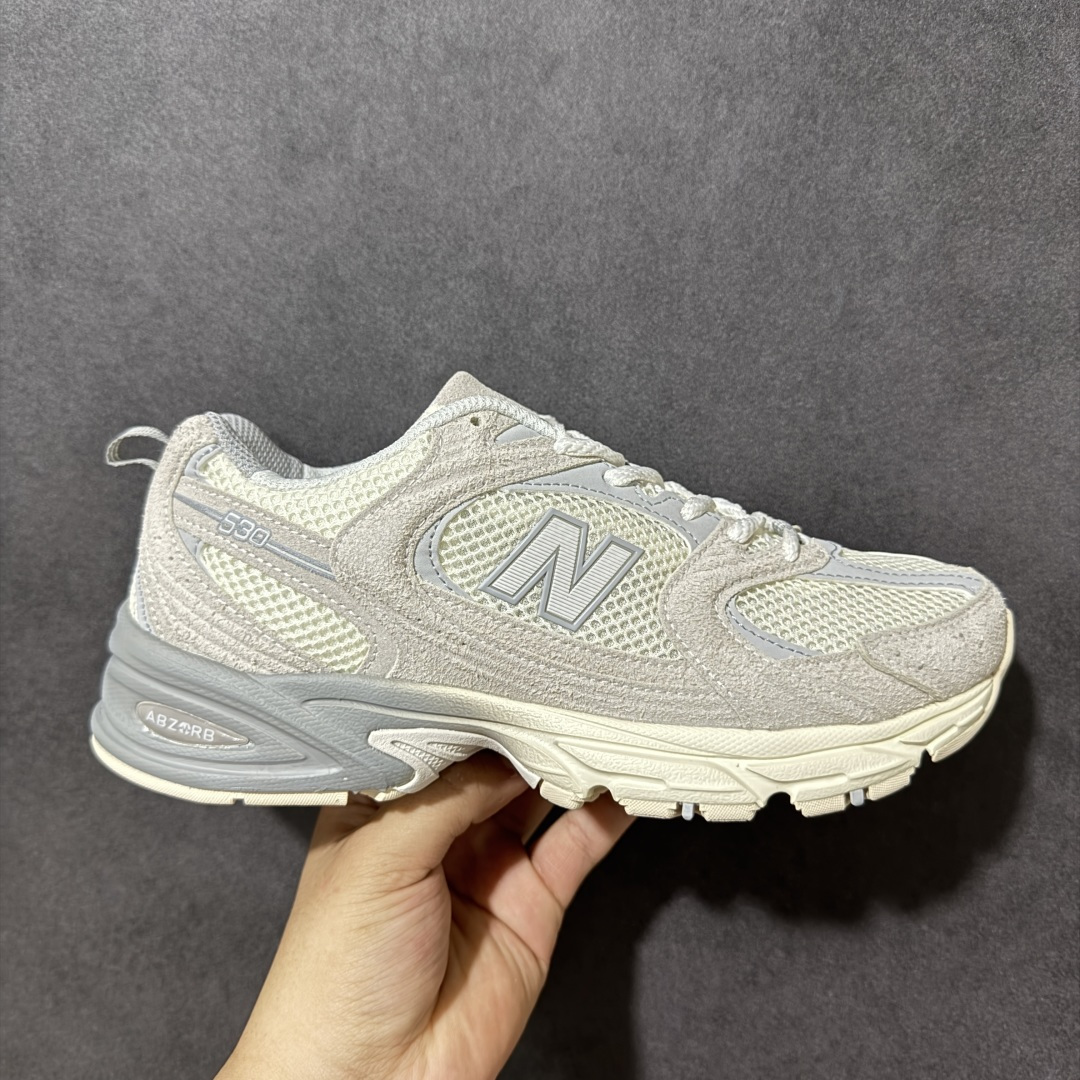 【公司级】New Balance NB530 新百伦复古透气跑步鞋 以皮革为主的人气轮廓 以极具复古风范的跑鞋外观呈现 设计上全鞋以简约清爽的纯白色作基底 鞋身覆盖大面积织物网眼材质 并于鞋头、鞋带孔眼片等细节处点缀对比鲜明的反光银镀层凸显 鞋舌、侧身等位置则辅以一贯的「N」字标志和品牌徽标彰显身份 最后通过搭载的 ABZORB 缓震中底完善整体造型 货号：MR530MR 尺码：36-45-选品中心